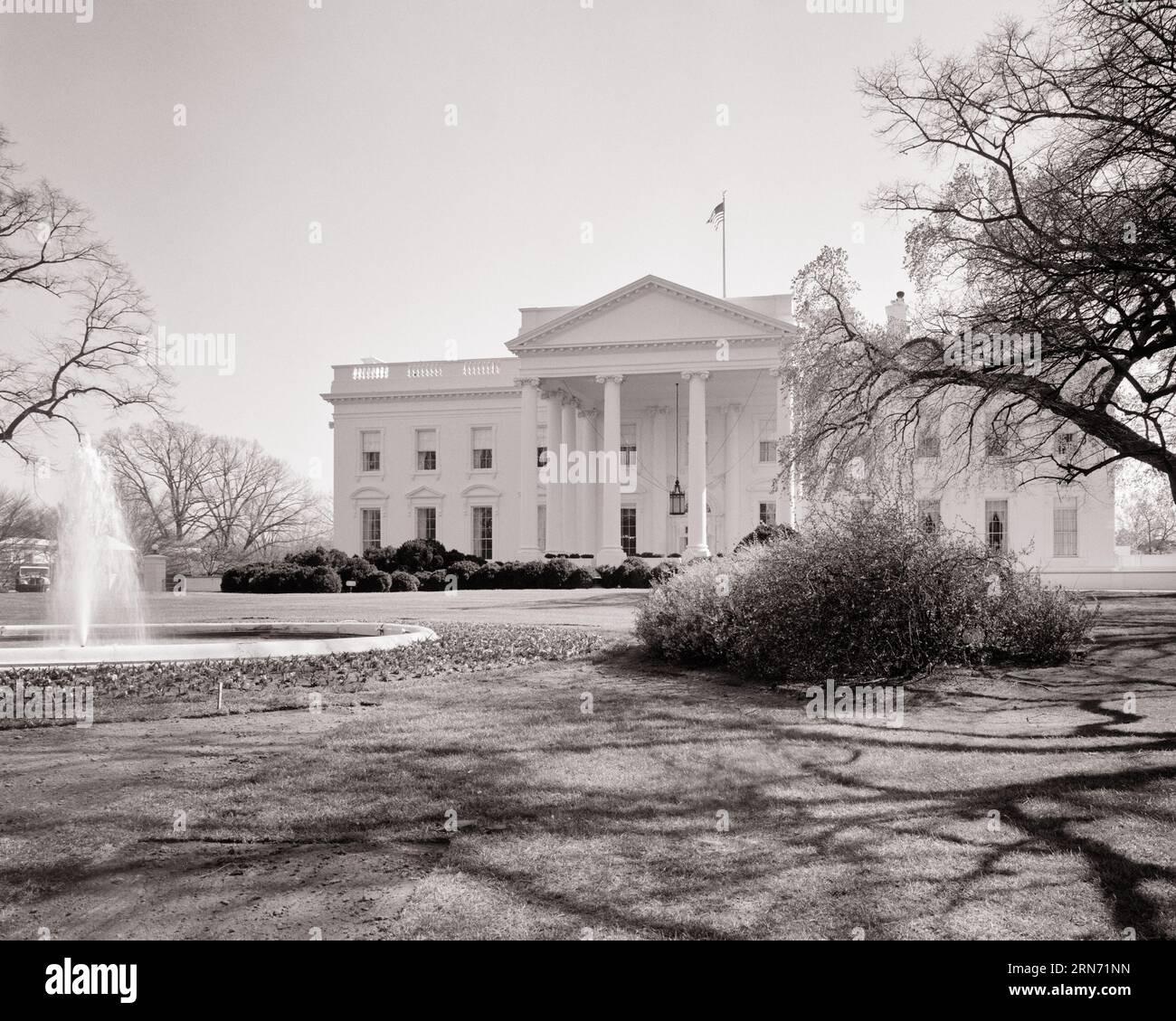 1970ER JAHRE NORDFASSADE DES WEISSEN HAUSES OFFIZIELLE RESIDENZ DES PRÄSIDENTEN DER VEREINIGTEN STAATEN IN WASHINGTON DC USA - R24347 HAR001 HARS PRÄSIDIALE NEOKLASSISCHE AUTORITÄT POLITIK KAPITAL IMMOBILIEN KONZEPTIONELLE STRUKTUREN STÄDTE OFFIZIELLE RESIDENZ GEBÄUDE FASSADE SCHWARZ-WEISS BEZIRK FEDERAL HAR001 ALTMODISCHES PALLADIANISCHES WEISSES HAUS Stockfoto