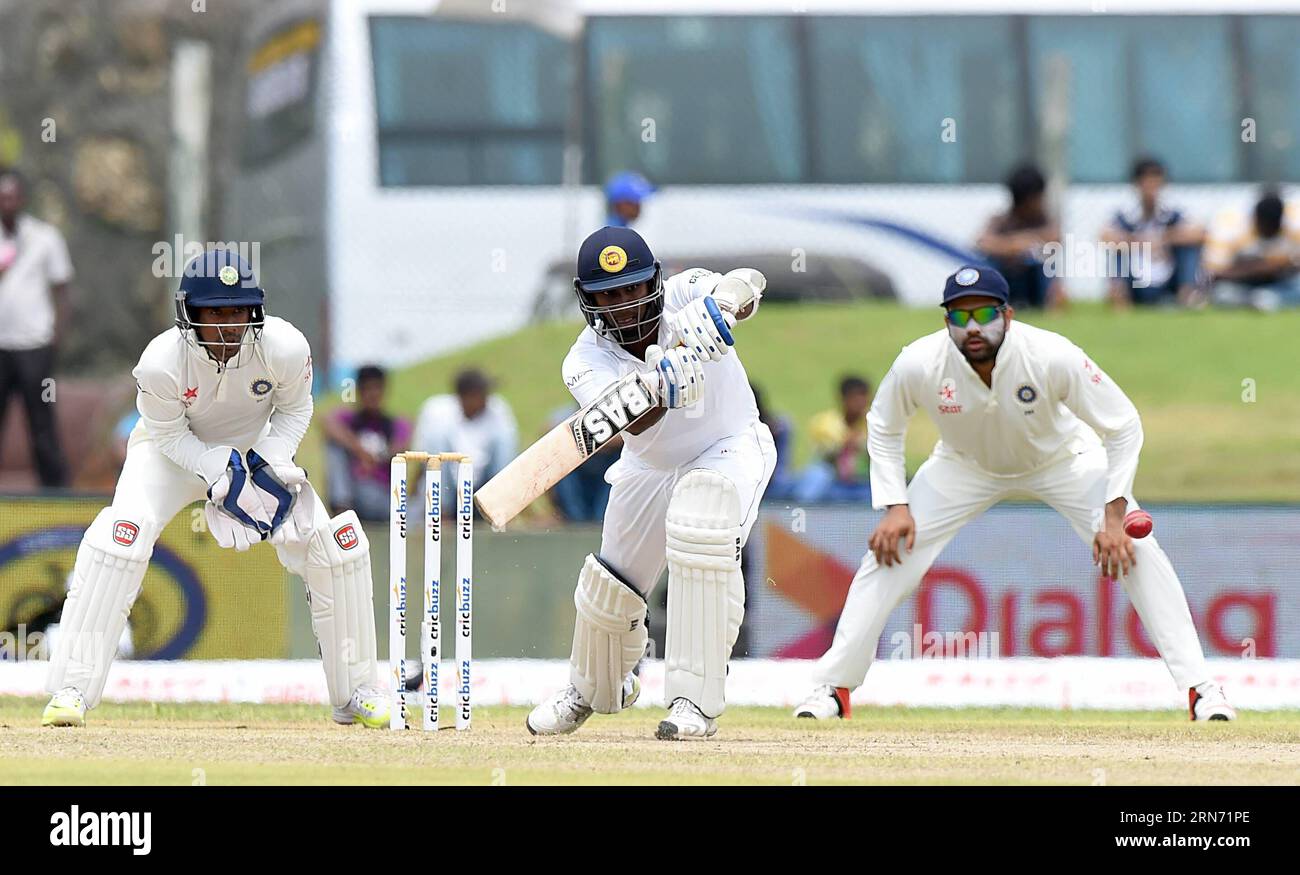 COLOMBO, 12. August 2015 -- Spieler Sri Lankas treten am ersten Tag des Eröffnungstestspiels zwischen Sri Lanka und Indien im Galle International Cricket Stadium in Galle, Sri Lanka, 12. August 2015 an. A. Rajhitah) (SP)SRI LANKA-GALLE-CRICKET A.RAJHITAH PUBLICATIONxNOTxINxCHN Colombo 12. August 2015 Spieler Sri Lankas treten am ersten Tag des Eröffnungsspiels zwischen Sri Lanka und Indien AUF der GALLE International Cricket Stage in GALLE Sri Lanka 12. August 2015 A SP Sri Lanka GALLE Cricket A PUICATIONxCHINxCHINN AN Stockfoto