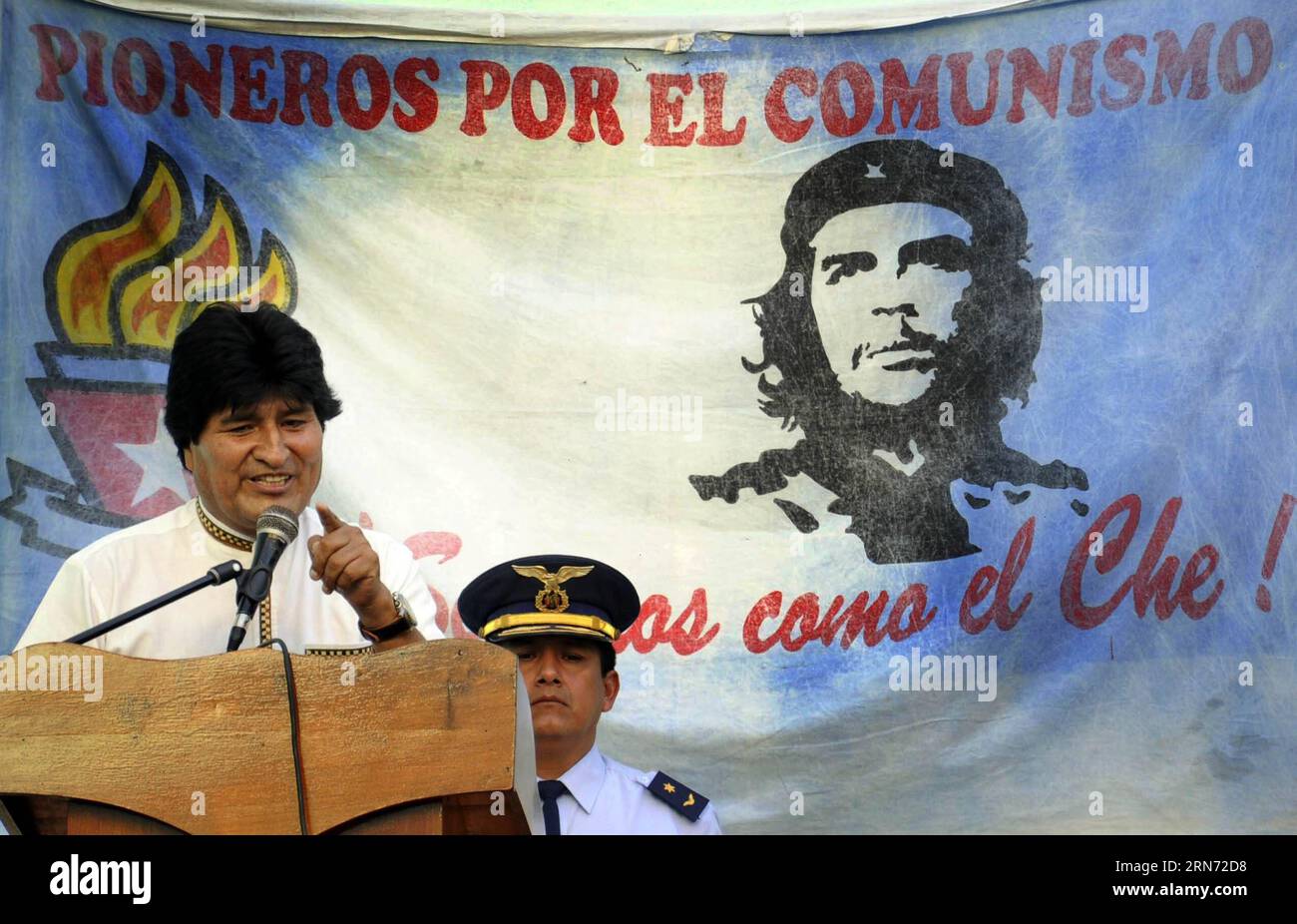 HAVANNA, 13. August 2015 -- der bolivianische Präsident Evo Morales hält eine Rede während seines Besuchs in der Schule Estado Plurinacional de Bolivia in der Gemeinde Zentral-Havanna, Kuba, am 13. August 2015. Laut der lokalen Presse lieferte bolivianischer Präsident Evo Morales am Donnerstag Schulsachen an Schüler und spendete Laptops an die Estado Plurinacional de Bolivia Schule während seines Besuchs in Havanna. Evo Morales kam am Mittwochabend nach Kuba, um den 89. Geburtstag des kubanischen Revolutionsführers Fidel Castro zu feiern. STR) (vf) KUBA-BOLIVIANISCHER PRÄSIDENT - BESUCH VON Joaquin PUBLICATIONxNOTxINxCHN Havanna Stockfoto