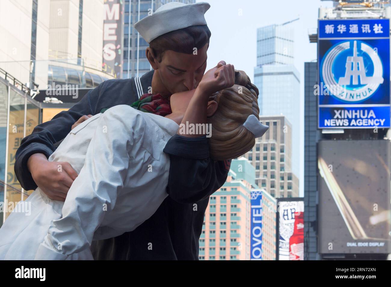 Das Foto vom 14. August 2015 zeigt John Seward Johnson II., die Skulptur der bedingungslosen Kapitulation, die im Zentrum des Times Square in New York, USA, steht. Hunderte von Paaren nahmen am Freitag an den Feierlichkeiten Teil, die den Kuss zwischen einem amerikanischen Seemann und einer Krankenschwester nachahmen, den der Fotograf des Life Magazine Alfred Eisenstaedt vor 70 Jahren aufgenommen hatte, als die Amerikaner den V-J-Tag am Times Square feierten, der den Sieg über Japan markierte, der den Krieg 1945 beendete.) U.S.-NEW YORK-TIMES SQUARE-KISS-IN-WWII VICTORY LixMuzi PUBLICATIONxNOTxINxCHN Foto aufgenommen AM 14. August 2015 zeigt John Seward Johnson I. Stockfoto