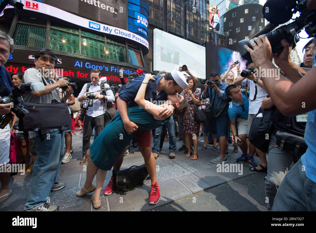 Oscar Gifford(L) und Alessandra Piani küssen sich, um den V-J Day Kiss am Times Square in New York, USA, am 14. August 2015 nachzustellen. Hunderte von Paaren nahmen am Freitag an den Feierlichkeiten Teil, die den Kuss zwischen einem amerikanischen Seemann und einer Krankenschwester nachahmen, den der Fotograf des Life Magazine Alfred Eisenstaedt vor 70 Jahren aufgenommen hatte, als die Amerikaner den V-J-Tag am Times Square feierten, der den Sieg über Japan markierte, der den Krieg 1945 beendete.) US-NEW YORK-TIMES-SIEG LixMuzi PUBLICATIONxNOTxINxCHN Oscar Gifford l und Alessandra Piani Kiss zur Wiederaufnahme des V J Day Kiss in Times Sq Stockfoto