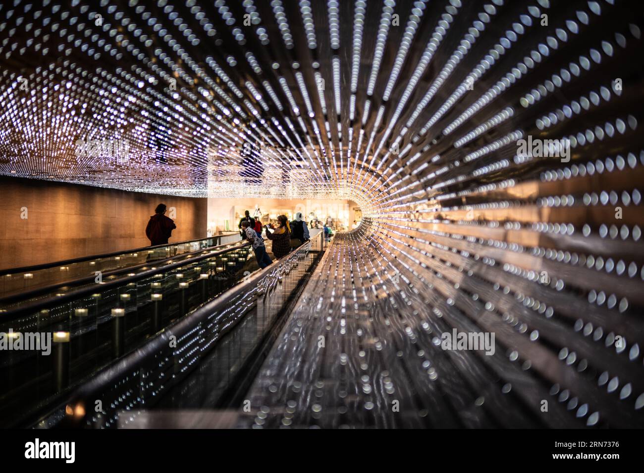 WASHINGTON DC, USA – die „Multiverse“-Installation von Leo Villareal beleuchtet einen Durchgang in der National Gallery of Art. Diese LED-Lichtskulptur ist ein dynamisches visuelles Erlebnis für Besucher und zeigt den innovativen Einsatz von Licht und Bewegung des Künstlers, um einen gemeinsamen Raum in eine immersive Kunstumgebung zu verwandeln. Stockfoto