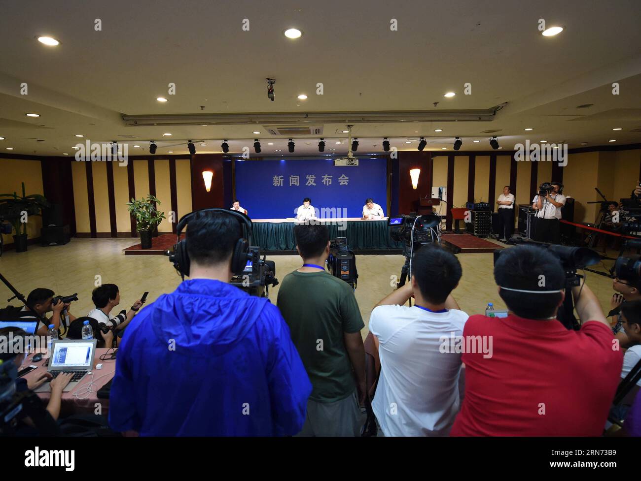 (150815) -- TIANJIN, 15. August 2015 -- Eine Pressekonferenz wird abgehalten, um die Explosion von Tianjin in Tianjin, Nordchina, am 15. August 2015 zu benachrichtigen. Gao Huaiyou, stellvertretender Leiter des Arbeitssicherheitsbüros in Tianjin, sagte, dass im Lager gelagerte Chemikalien möglicherweise Natriumcyanid enthalten, aber eine weitere Bestätigung ist erforderlich. Die Container waren nicht geöffnet, und einige waren nicht einmal registriert. Einige lokale Medien berichteten früher, dass Rui Hai Logistics, Eigentümer des Lagers, bis zu 700 Tonnen Natriumcyanid besaß, aber Gao gab an, dass dies noch nicht überprüft wurde. Es wurden Maßnahmen ergriffen, um eine sekundäre Desaste zu verhindern Stockfoto