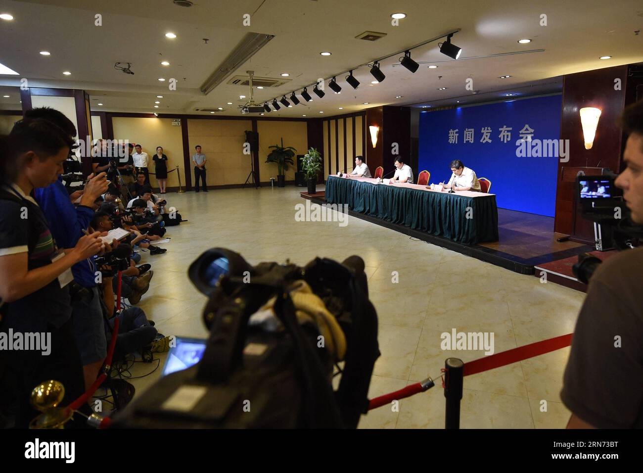 (150815) -- TIANJIN, 15. August 2015 -- Eine Pressekonferenz wird abgehalten, um die Explosion von Tianjin in Tianjin, Nordchina, am 15. August 2015 zu benachrichtigen. Gao Huaiyou, stellvertretender Leiter des Arbeitssicherheitsbüros in Tianjin, sagte, dass im Lager gelagerte Chemikalien möglicherweise Natriumcyanid enthalten, aber eine weitere Bestätigung ist erforderlich. Die Container waren nicht geöffnet, und einige waren nicht einmal registriert. Einige lokale Medien berichteten früher, dass Rui Hai Logistics, Eigentümer des Lagers, bis zu 700 Tonnen Natriumcyanid besaß, aber Gao gab an, dass dies noch nicht überprüft wurde. Es wurden Maßnahmen ergriffen, um eine sekundäre Desaste zu verhindern Stockfoto