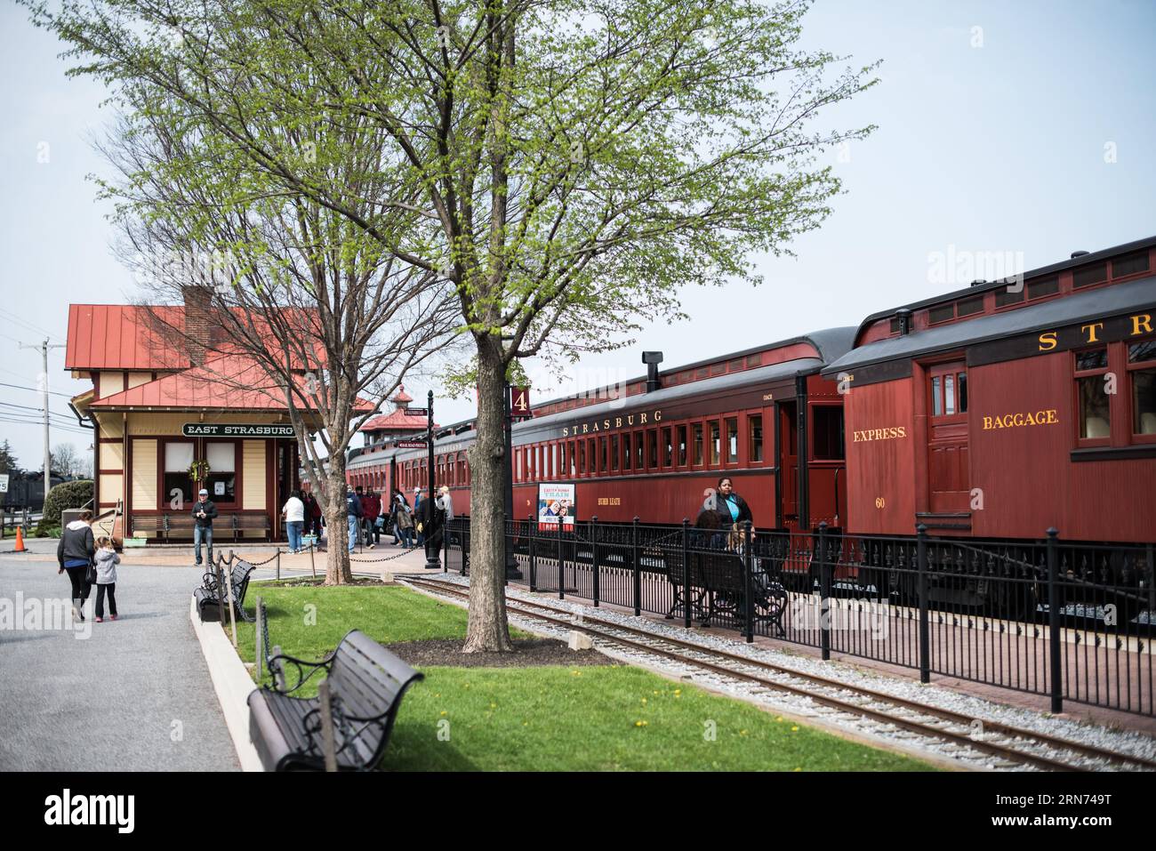 STRASBURG, Pennsylvania, Vereinigte Staaten – Besucher erkunden Oldtimer-Lokomotiven und Zugwagen im Railroad Museum of Pennsylvania. Das Museum in Strasburg bewahrt Pennsylvanias reiche Eisenbahngeschichte und beherbergt eine der bedeutendsten Sammlungen historischer Eisenbahnartefakte der Welt. Stockfoto