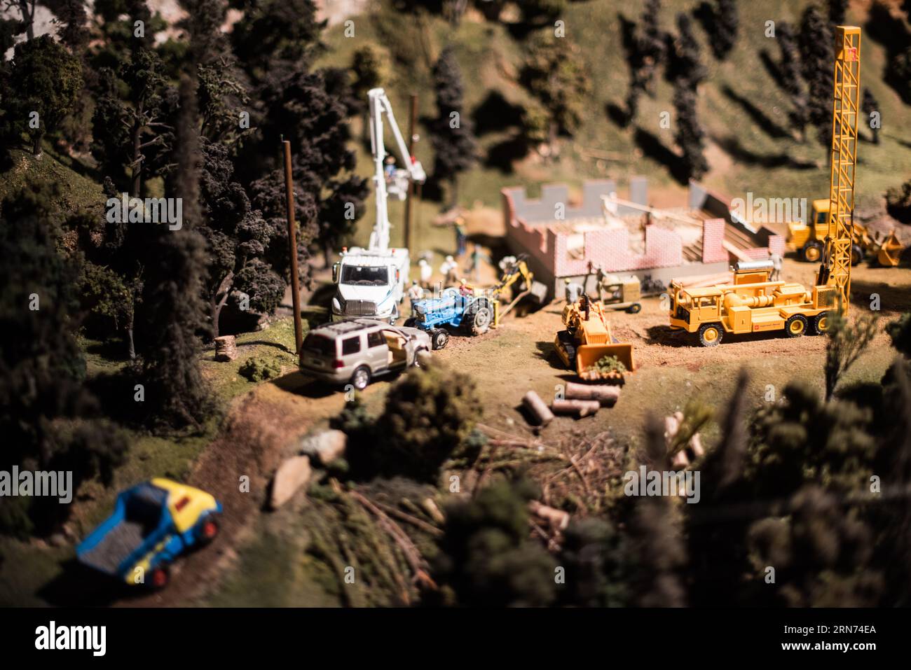 Choo Choo Barn Miniature Railroad Display Strasburg Pennsylvania // STRASBURG, Pennsylvania, Vereinigte Staaten — Familien und Eisenbahnliebhaber bestaunen die detaillierte Miniatur-Eisenbahnausstellung im Choo Choo Barn in Strasburg, PA. Die Choo Choo Scheune ist bekannt für ihre komplizierten Modellzüge und Landschaften und bietet ein interaktives und informatives Erlebnis, das die reiche Eisenbahngeschichte der Region feiert. Stockfoto