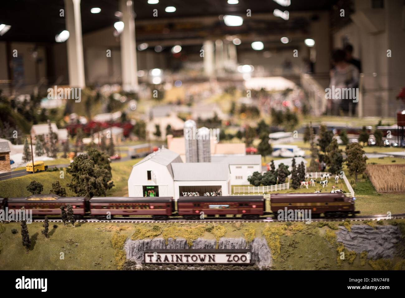 STRASBURG, Pennsylvania, USA – Familien und Eisenbahnfreunde bewundern die detailreiche Miniatureisenbahnausstellung in der Choo Choo Barn in Strasburg, PA. Bekannt für seine komplexen Modelleisenbahnen und Landschaften, bietet das Choo Choo Barn ein interaktives und lehrreiches Erlebnis und feiert die reiche Eisenbahngeschichte der Region. Stockfoto