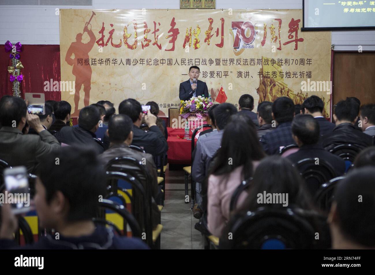 Der politische Berater der chinesischen Botschaft in Argentinien, Wang Xiao Lin (C), hält eine Rede im Rahmen einer Veranstaltung zum 70. Jahrestag des Sieges des chinesischen Volkskrieges gegen die japanische Aggression sowie zum Ende des Zweiten Weltkriegs. in Buenos Aires, Argentinien, am 16. August 2015. Chinesische Einwanderer feierten in Argentinien den 70. Jahrestag des Sieges des chinesischen Volkskrieges gegen die japanische Aggression sowie das Ende des Zweiten Weltkriegs Martin Zabala) (mz) (da) ARGENTINA-BUENOS AIRES-CHINA-SOCIETY-ANNIVERSARY e MARTINxZABALA PUBLIC Stockfoto