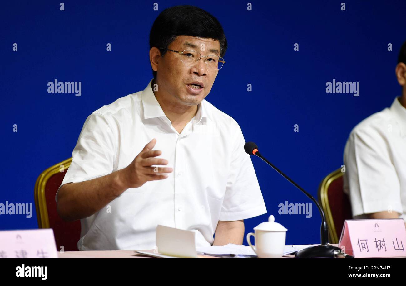 Shushan, stellvertretender Bürgermeister von Tianjin, spricht auf einer Pressekonferenz in Tianjin, Nordchina, am 17. August 2015. Der größte Teil des Natriumcyanids, das das Tianjin-Sprenggebiet umgibt, wird bis Montagabend gesammelt und gereinigt, sagte er hier Montag Morgen. Die Chemikalien waren größtenteils auf einer Kernfläche von 100 000 Quadratmetern verstreut. Die Überwachung hat gezeigt, dass die Luftqualität in der Region und das Wasser im nahegelegenen Fluss innerhalb sicherer Standards liegen. ) (wf) CHINA-TIANJIN-EXPLOSION-PRESS CONFERENCE (CN) ZhangxChenlin PUBLICATIONxNOTxINxCHN der stellvertretende Bürgermeister von Tianjin Shushan spricht AUF einer Pressekonferenz in Tianjin Nord-CH Stockfoto