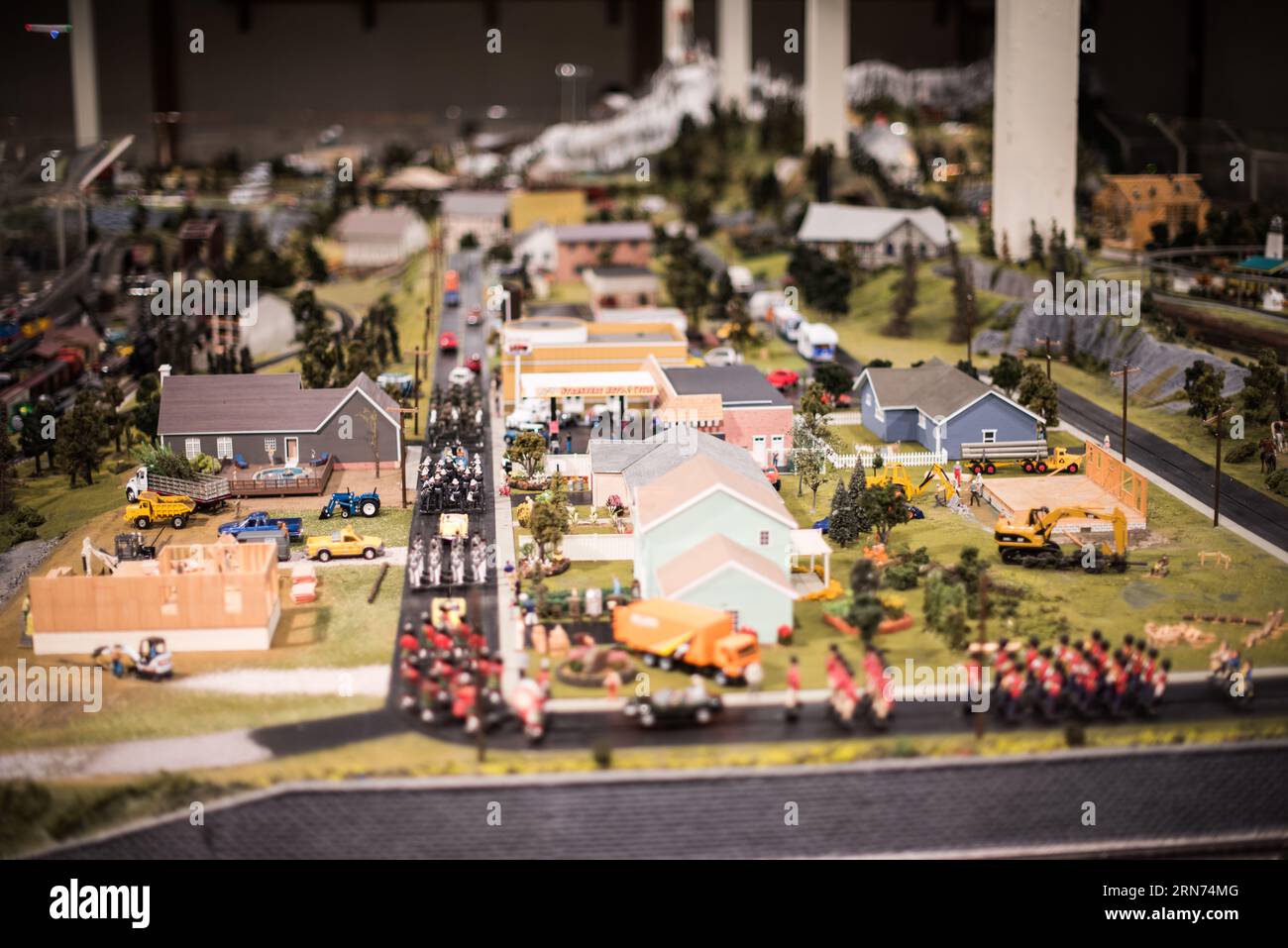 Choo Choo Barn Miniature Railroad Display Strasburg Pennsylvania // STRASBURG, Pennsylvania, Vereinigte Staaten — Familien und Eisenbahnliebhaber bestaunen die detaillierte Miniatur-Eisenbahnausstellung im Choo Choo Barn in Strasburg, PA. Die Choo Choo Scheune ist bekannt für ihre komplizierten Modellzüge und Landschaften und bietet ein interaktives und informatives Erlebnis, das die reiche Eisenbahngeschichte der Region feiert. Stockfoto