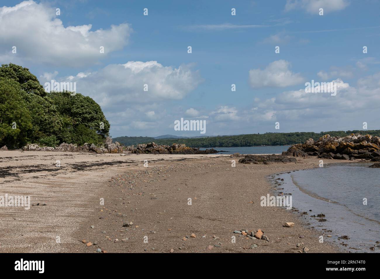 Abgelegener schottischer Strand mit grobem Sand und Felsen mit Gezeiten Stockfoto