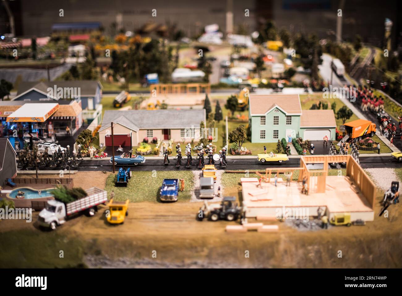 STRASBURG, Pennsylvania, USA – Familien und Eisenbahnfreunde bewundern die detailreiche Miniatureisenbahnausstellung in der Choo Choo Barn in Strasburg, PA. Bekannt für seine komplexen Modelleisenbahnen und Landschaften, bietet das Choo Choo Barn ein interaktives und lehrreiches Erlebnis und feiert die reiche Eisenbahngeschichte der Region. Stockfoto