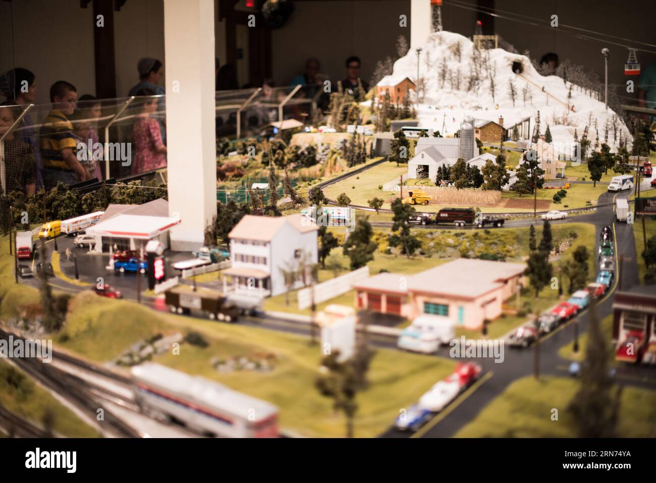 Choo Choo Barn Miniature Railroad Display Strasburg Pennsylvania // STRASBURG, Pennsylvania, Vereinigte Staaten — Familien und Eisenbahnliebhaber bestaunen die detaillierte Miniatur-Eisenbahnausstellung im Choo Choo Barn in Strasburg, PA. Die Choo Choo Scheune ist bekannt für ihre komplizierten Modellzüge und Landschaften und bietet ein interaktives und informatives Erlebnis, das die reiche Eisenbahngeschichte der Region feiert. Stockfoto