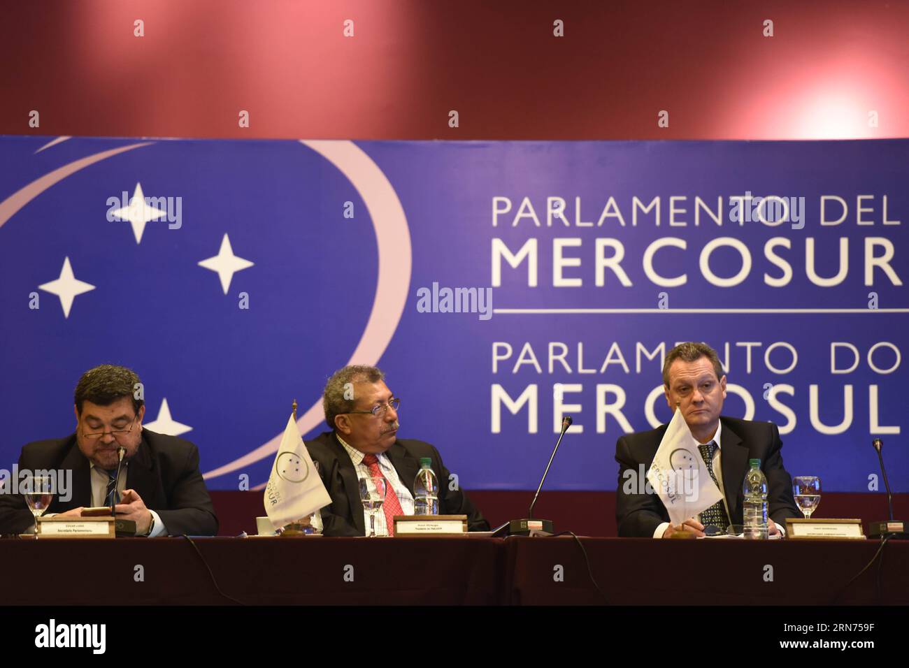 MONTEVIDEO, 17. August 2015 -- der Präsident des Mercosur-Parlaments Saul Ortega (C), der Parlamentssekretär Edgar Lugo (L) und der Verwaltungssekretär Fabio Rodriguez nehmen am 17. August 2015 an einer Sitzung des Mercosur-Parlaments in Montevideo, der Hauptstadt Uruguays, Teil. Dies war die erste Plenartagung des Mercosur-Parlaments in diesem Jahr, an der die Gesetzgeber Argentiniens, Brasiliens, Paraguays, Uruguays und Venezuelas teilnahmen. Nicolas Celaya) (da) URUGUAY-MONTEVIDEO-MERCOSUR PARLAMENTSSITZUNG e NICOLASxCELAYA PUBLICATIONxNOTxINxCHN Montevideo 17. August 2015 Präsident des Mercosur Southern Common Stockfoto