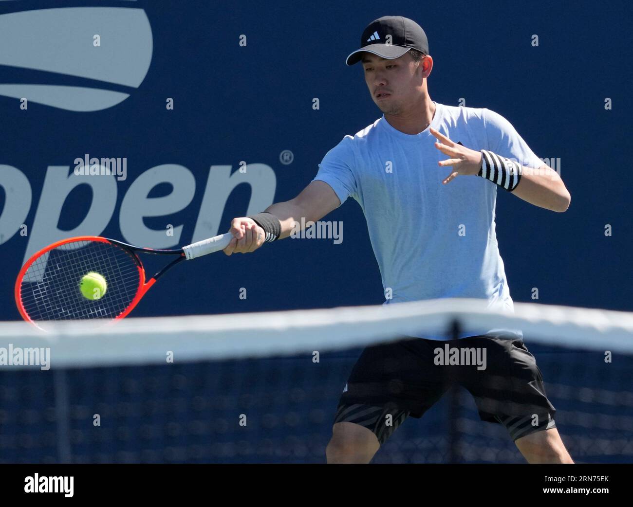 31. August 2023: Yibing Wu (CHN verliert gegen Alex de Minaur (aus), 6-1, 6-2 bei den US Open, gespielt im Billie Jean King National Tennis Center in Flushing, Queens, NY, {USA} © Grace Schultz/Cal Sport Media Stockfoto