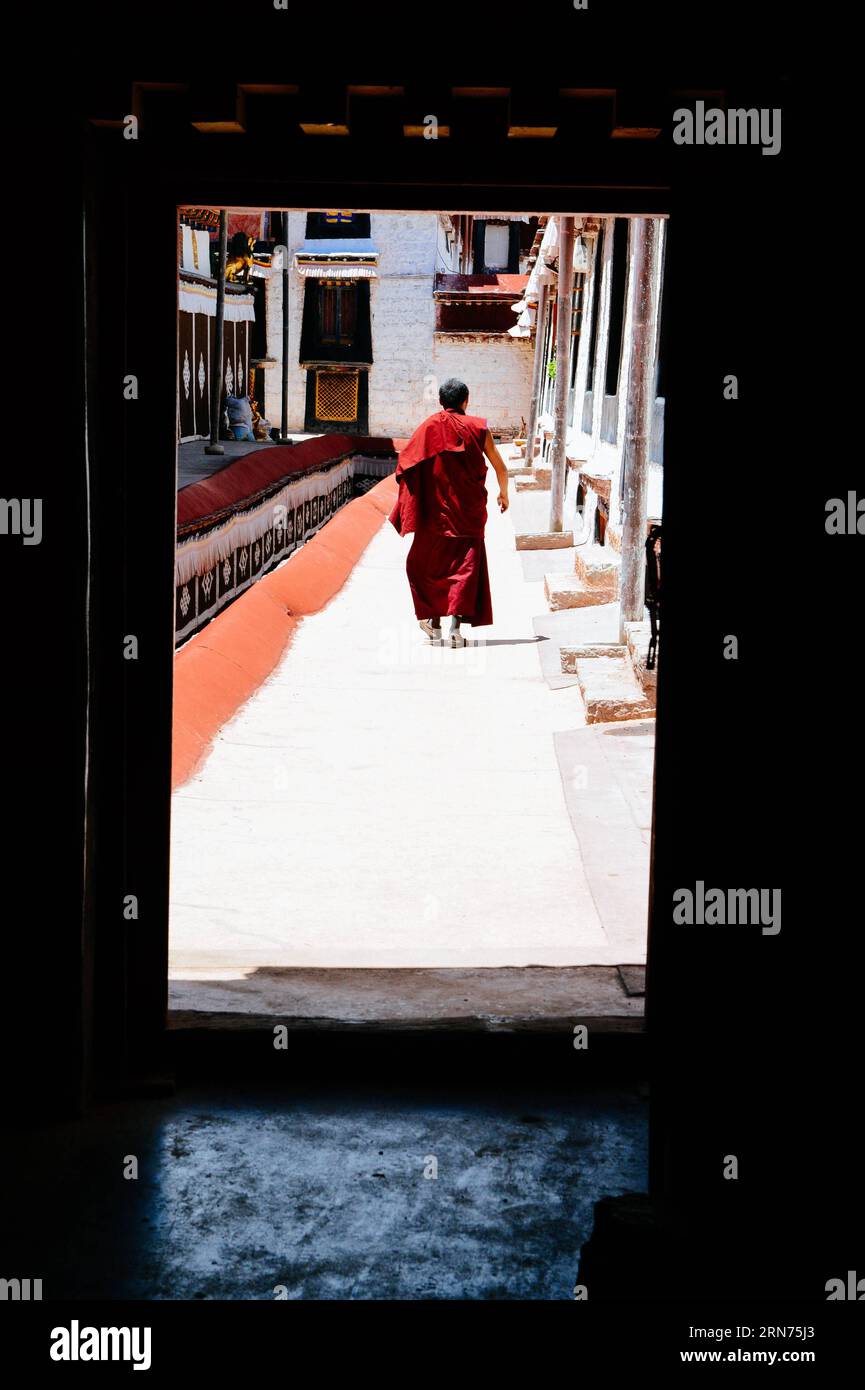 (150818) -- LHASA, 18. August 2015 -- Nyima Tsering geht in Richtung seines Bürozimmers im Jokhang-Tempel in Lhasa, Hauptstadt der autonomen Region Tibet im Südwesten Chinas, 16. August 2015. Der 48-jährige Mönch Nyima Tsering beherrscht Chinesisch und Englisch. Nach dem Abschluss des High-Level Tibetan Buddhism College in Peking übernahm Nyima Tsering den Empfang im Verwaltungsausschuss des Jokhang-Tempels und stellte Touristen aus dem in- und Ausland Tempelinformationen als Reiseleiter vor. ) (xcf/mcg) CHINA-LHASA-REISELEITER-MÖNCH (CN) Chogo PUBLICATIONxNOTxINxCHN 150818 Lhasa 18. August 2015 Nyima Tseri Stockfoto