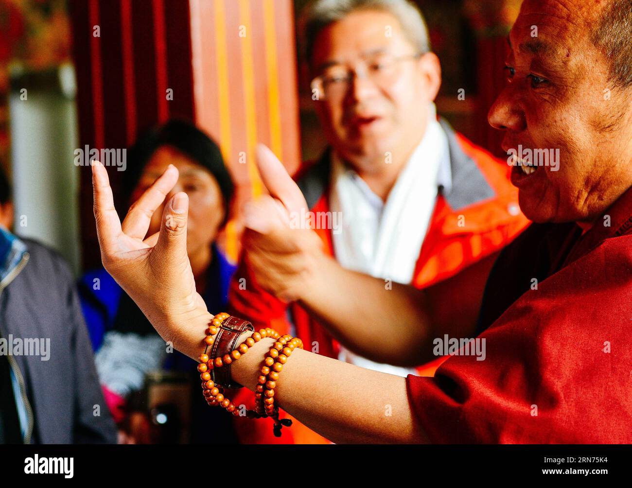 (150818) -- LHASA, 18. August 2015 -- Nyima Tsering (R) stellt Touristen in Lhasa, der Hauptstadt der autonomen Region Tibet im Südwesten Chinas, den Jokhang-Tempel vor, 11. Juli 2015. Der 48-jährige Mönch Nyima Tsering beherrscht Chinesisch und Englisch. Nach dem Abschluss des High-Level Tibetan Buddhism College in Peking übernahm Nyima Tsering den Empfang im Verwaltungsausschuss des Jokhang-Tempels und stellte Touristen aus dem in- und Ausland Tempelinformationen als Reiseleiter vor. ) (xcf/mcg) CHINA-LHASA-REISELEITER-MÖNCH (CN) Chogo PUBLICATIONxNOTxINxCHN 150818 Lhasa 18. August 2015 Nyima Tsering Stockfoto