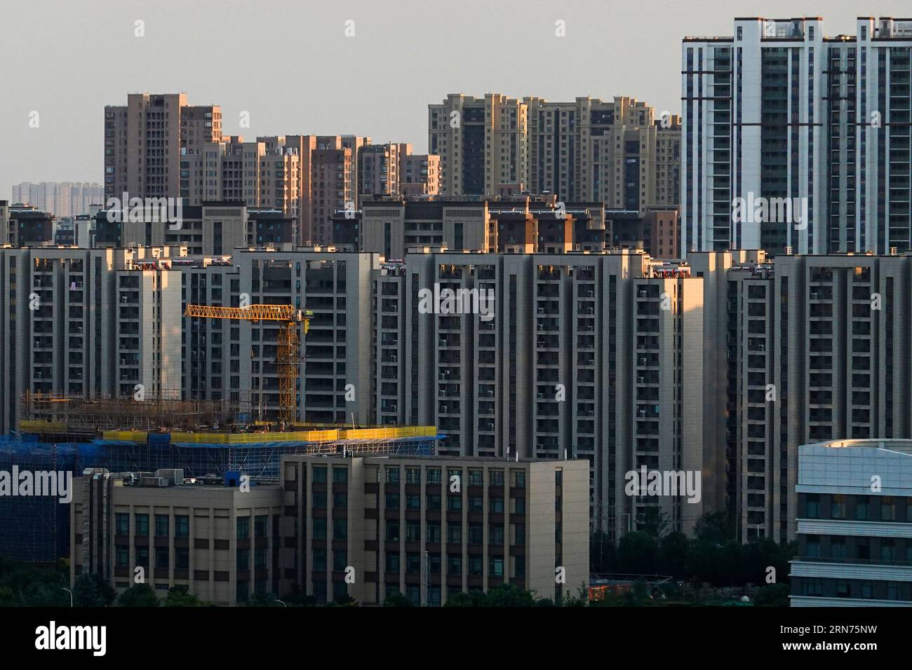 Changzhou, China. August 2023 31. Blick auf Wohngebäude in Changzhou. Chinas Finanzbeobachter gaben am Donnerstag bekannt, dass die Wohnraumkreditpolitik angepasst und optimiert wird. Die Zinssätze für bestehende Hypotheken für Erstkäufe werden gesenkt, so eine gemeinsame Erklärung der Volksbank von China und der nationalen Finanzverwaltung. Quelle: SOPA Images Limited/Alamy Live News Stockfoto