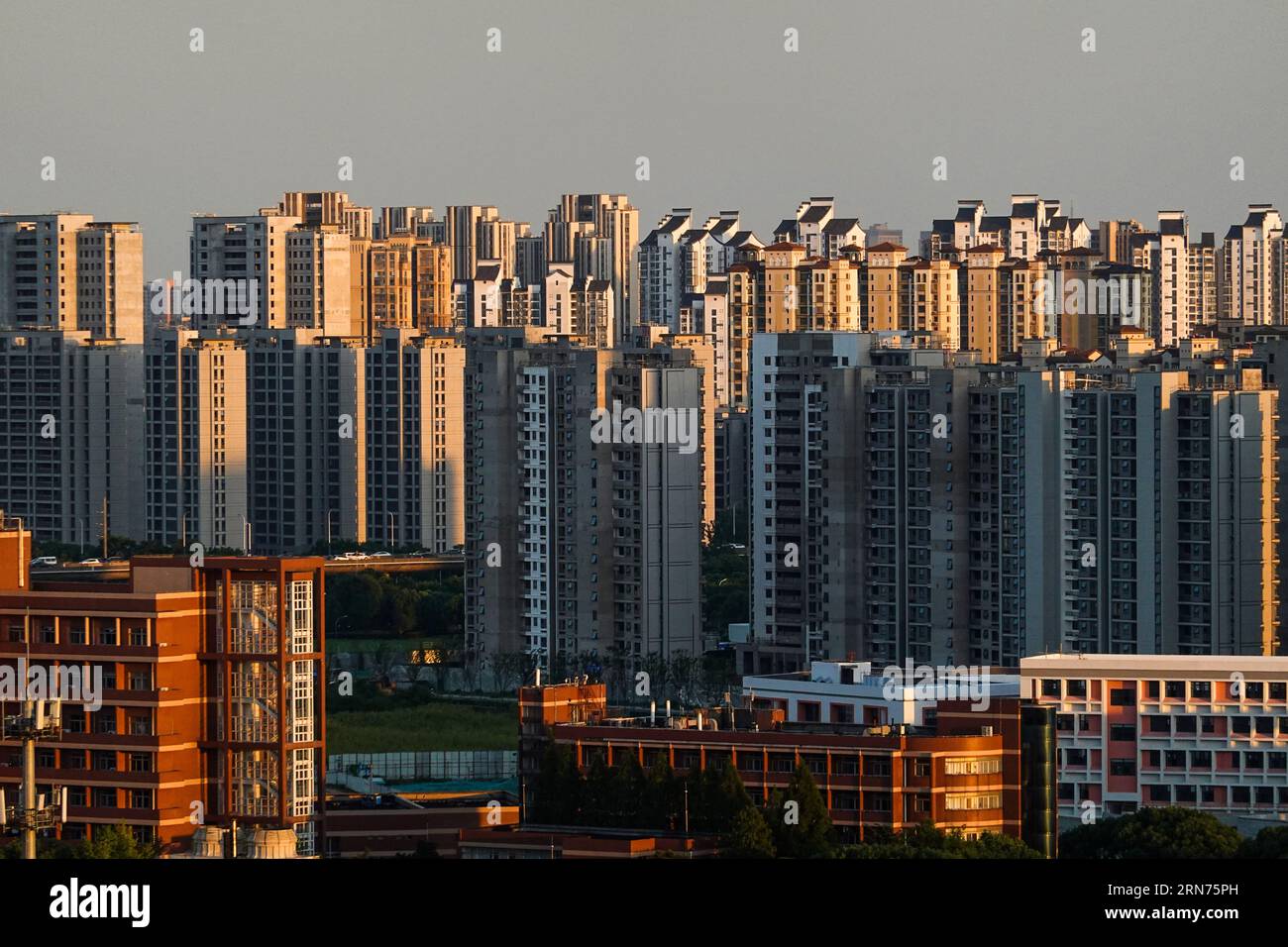 Changzhou, China. August 2023 31. Blick auf Wohngebäude in Changzhou. Chinas Finanzbeobachter gaben am Donnerstag bekannt, dass die Wohnraumkreditpolitik angepasst und optimiert wird. Die Zinssätze für bestehende Hypotheken für Erstkäufe werden gesenkt, so eine gemeinsame Erklärung der Volksbank von China und der nationalen Finanzverwaltung. Quelle: SOPA Images Limited/Alamy Live News Stockfoto