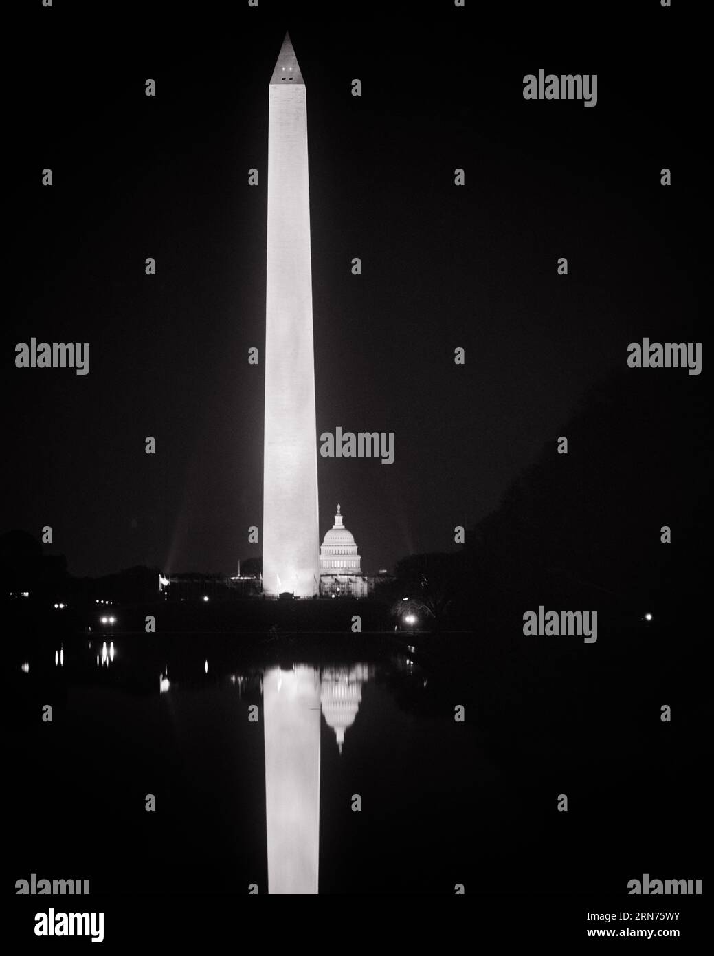 1980ER JAHRE WASHINGTON MONUMENT UND CAPITOL DOME BEI NACHT REFLEKTIERT IM LINCOLN MEMORIAL POOL AUF DER NATIONAL MALL WASHINGTON DC - R24337 HAR001 HARS OLD FASHIONED Stockfoto