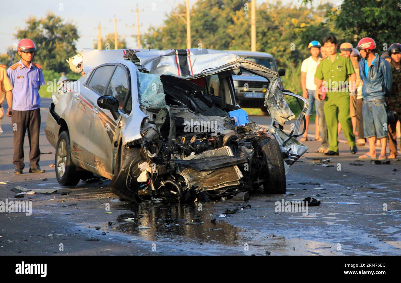 (150820) -- HANOI, 20. August 2015 -- Foto vom 20. August 2015 zeigt ein Auto, das bei einem Unfall in der Provinz Dak Nong, dem zentralen Hochland Vietnams, beschädigt wurde. Zwei Verkehrspolizisten auf dem Auto wurden getötet, nachdem ihr Fahrzeug am Donnerstag einen Lkw aus der entgegengesetzten Richtung getroffen hatte. )(azp) VIETNAM-DAK NONG-UNFALL VNA PUBLICATIONxNOTxINxCHN 150820 Hanoi 20. Aug 2015 Foto aufgenommen AM 20. Aug 2015 zeigt ein Auto, das in der DAK Nong Provinz Vietnam S Central Highlands beschädigt wurde zwei Verkehrspolizisten AUF dem Auto wurden GETÖTET, nachdem ihr Fahrzeug einen LKW getroffen hatte, der aus DER entgegengesetzten Richtung fuhr Donnerstag EGP Stockfoto