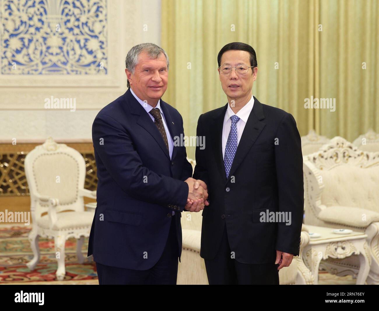 (150820) -- PEKING, 20. August 2015 -- der chinesische Vize-Premier Zhang Gaoli (R) gibt Igor Sechin, dem Chef des russischen Ölkonzerns Rosneft, in Peking, der Hauptstadt Chinas, am 20. August 2015 die Hand. )(mcg) CHINA-BEIJING-ZHANG GAOLI-RUSSIAN OIL HEAD-MEETING (CN) MaxZhancheng PUBLICATIONxNOTxINxCHN 150820 Peking 20. August 2015 Chinesischer Vize-Premier Zhang Gaoli r schüttelt Hände mit Igor Sechin dem Chef der Russischen Ölgesellschaft Rosneft in Peking Hauptstadt Chinas 20. August 2015 mcg China Peking Zhang Gaoli Russischer Hanoil Head Meeting MaxZCN PUBLICATIONxNOTxINxCHN Stockfoto