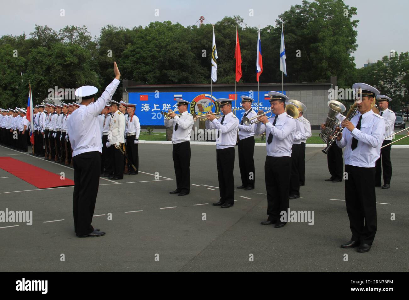 (150820) -- WLADIWOSTOK, 20. August 2015 -- russische Militärkapelle treten während der Begrüßungszeremonie für die chinesische Marine während der Joint Sea-2015 (II)-Übung am 20. August 2015 in Wladiwostok, Russland, auf. Die Joint Sea-2015 (II)-Übung findet vom 20. Bis 28. August im Peter-the-Great-Golf, in den Gewässern vor dem Clerk-Kap und dem Japanischen Meer statt. Dies ist die zweite China-Russland-Marineübung in diesem Jahr.) RUSSLAND-WLADIWOSTOK-CHINA-NAVY-DRILL SunxYanxin PUBLICATIONxNOTxINxCHN 150820 Wladiwostok 20. August 2015 Russische Militärbinden treten während der Begrüßungszeremonie für die chinesische Marine während der Gemeinsamen See 2015 auf Stockfoto