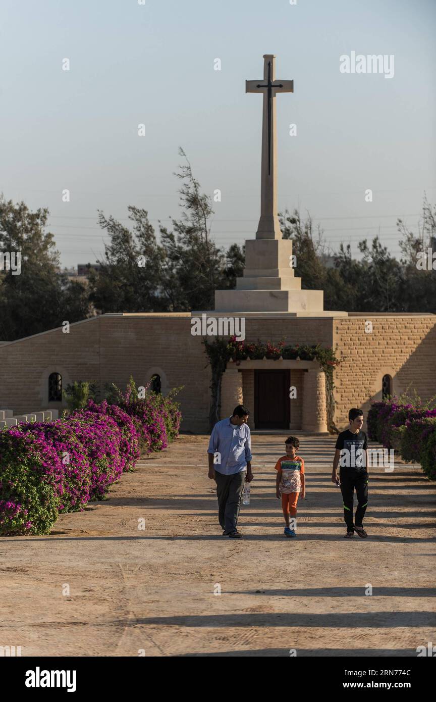 AKTUELLES ZEITGESCHEHEN Kriegsmuseum in El-ALAMEIN (150822) -- EL ALAMEIN, 22. August 2015 -- Besucher spazieren auf dem El Alamein war Cemetery, wo am 18. August 2015 etwa 000 Soldaten aus Großbritannien, Neuseeland und Australien in der Stadt El Alamein, Provinz Matrouh, Nordküste Ägyptens, begraben wurden. Die Schlacht von El Alamein, die vom 23. Oktober bis zum 4. November 1942 begann, war ein Wendepunkt während des Zweiten Weltkriegs, an dem die alliierten Truppen unter dem britischen Kommandeur Bernard Law Montgomery die deutsch-italienischen Streitkräfte der Achsenmächte unter der Führung von Desert Fox, dem deutschen General Erwin Rommel, besiegten. Das Militärmuseum El Alamein war geöffnet Stockfoto