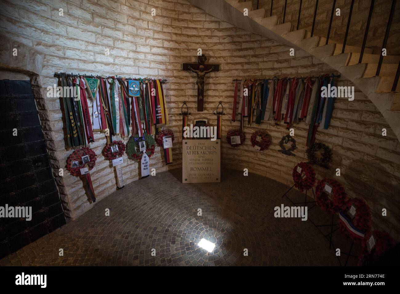 AKTUELLES ZEITGESCHEHEN Kriegsmuseum in El-ALAMEIN (150822) -- EL ALAMEIN, 22. August 2015 -- Ein Raum, der dem deutschen General Erwin Rommel gewidmet ist, ist auf dem deutschen Friedhof zu sehen, wo am 19. August 2015 in der Stadt El Alamein, Provinz Matrouh, an der Nordküste Ägyptens, etwa 4.200 deutsche Soldaten beigesetzt wurden. Die Schlacht von El Alamein, die vom 23. Oktober bis zum 4. November 1942 begann, war ein Wendepunkt während des Zweiten Weltkriegs, an dem die alliierten Truppen unter dem britischen Kommandeur Bernard Law Montgomery die deutsch-italienischen Streitkräfte der Achsenmächte unter der Führung von Desert Fox, dem deutschen General Erwin Rommel, besiegten. Das Militärmuseum El Alamein war für Sie geöffnet Stockfoto