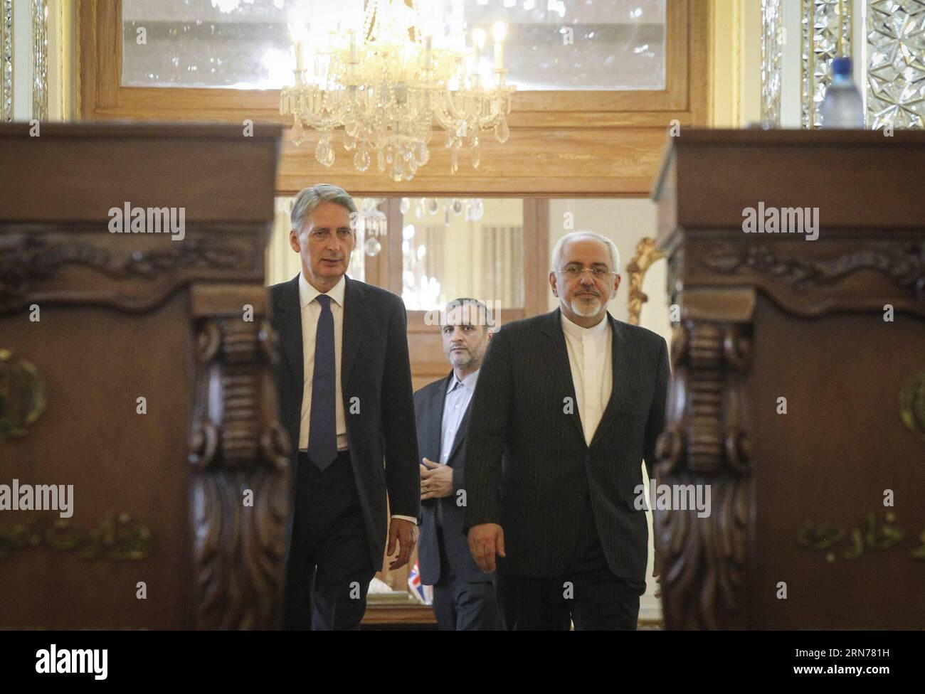 (150824) -- TEHERAN, 23. August 2015 -- der iranische Außenminister Mohammad-Javad Zarif (R) und sein britischer Amtskollege Philip Hammond (L) treffen am 23. August 2015 zu einer gemeinsamen Pressekonferenz in Teheran (Iran) ein. Die Botschaften in Teheran und London werden auf der Ebene der Affären wieder eröffnet, was ein neuer Anfang für die Beziehungen zwischen dem Iran und Großbritannien sein wird, sagte der iranische Außenminister Mohammad-Javad Zarif auf einer gemeinsamen Pressekonferenz mit seinem britischen Amtskollegen Philip Hammond. )(zhf) IRAN-TEHRAN-BRITAIN-FM-MEETING AhmadxHalabisaz PUBLICATIONxNOTxINxCHN 150824 TEHERAN 2. August Stockfoto