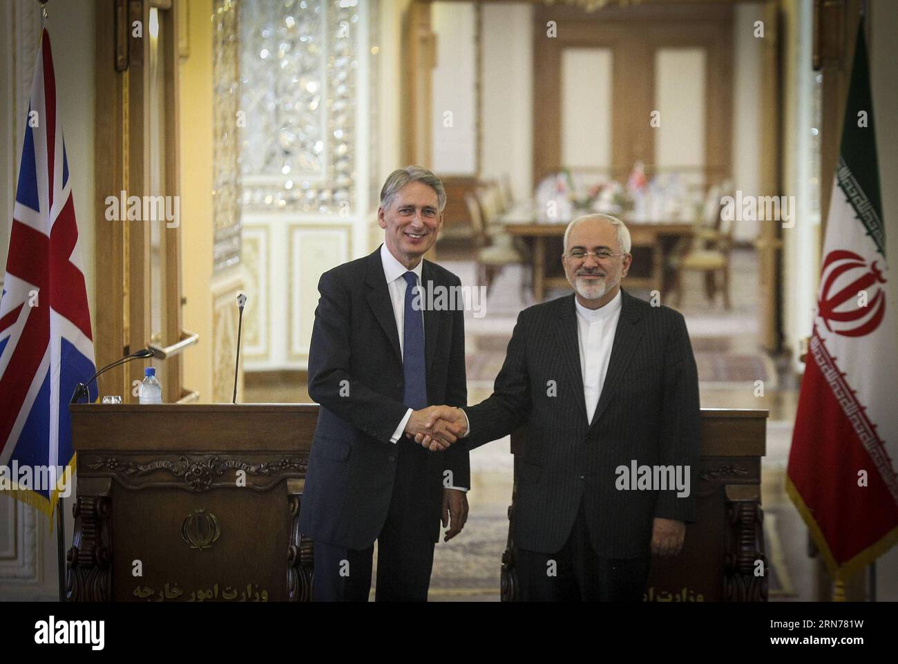 (150824) -- TEHERAN, 23. August 2015 -- der iranische Außenminister Mohammad-Javad Zarif (R) gibt seinem britischen Amtskollegen Philip Hammond nach einer gemeinsamen Pressekonferenz in Teheran (Iran) am 23. August 2015 die Hand. Die Botschaften in Teheran und London werden auf der Ebene der Affären wieder eröffnet, was ein neuer Anfang für die Beziehungen zwischen dem Iran und Großbritannien sein wird, sagte der iranische Außenminister Mohammad-Javad Zarif auf einer gemeinsamen Pressekonferenz mit seinem britischen Amtskollegen Philip Hammond. )(zhf) IRAN-TEHERAN-BRITAIN-FM-MEETING AhmadxHalabisaz PUBLICATIONxNOTxINxCHN 150824 TEHERAN Stockfoto