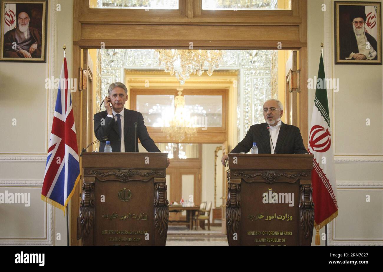 (150824) -- TEHERAN, 23. August 2015 -- der iranische Außenminister Mohammad-Javad Zarif (R) und sein britischer Amtskollege Philip Hammond nahmen am 23. August 2015 an einer gemeinsamen Pressekonferenz in Teheran (Iran) Teil. Die Botschaften in Teheran und London werden auf der Ebene der Affären wieder eröffnet, was ein neuer Anfang für die Beziehungen zwischen dem Iran und Großbritannien sein wird, sagte der iranische Außenminister Mohammad-Javad Zarif auf einer gemeinsamen Pressekonferenz mit seinem britischen Amtskollegen Philip Hammond. )(zhf) IRAN-TEHERAN-BRITAIN-FM-MEETING AhmadxHalabisaz PUBLICATIONxNOTxINxCHN 150824 TEHERAN 23. August 2015 I Stockfoto