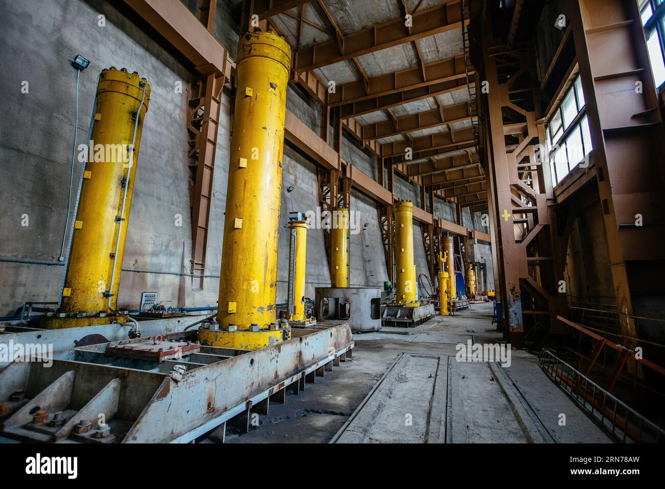 Hydraulische Auslasszylinder in der Wasserverteilvorrichtung im Wasserkraftwerk. Stockfoto