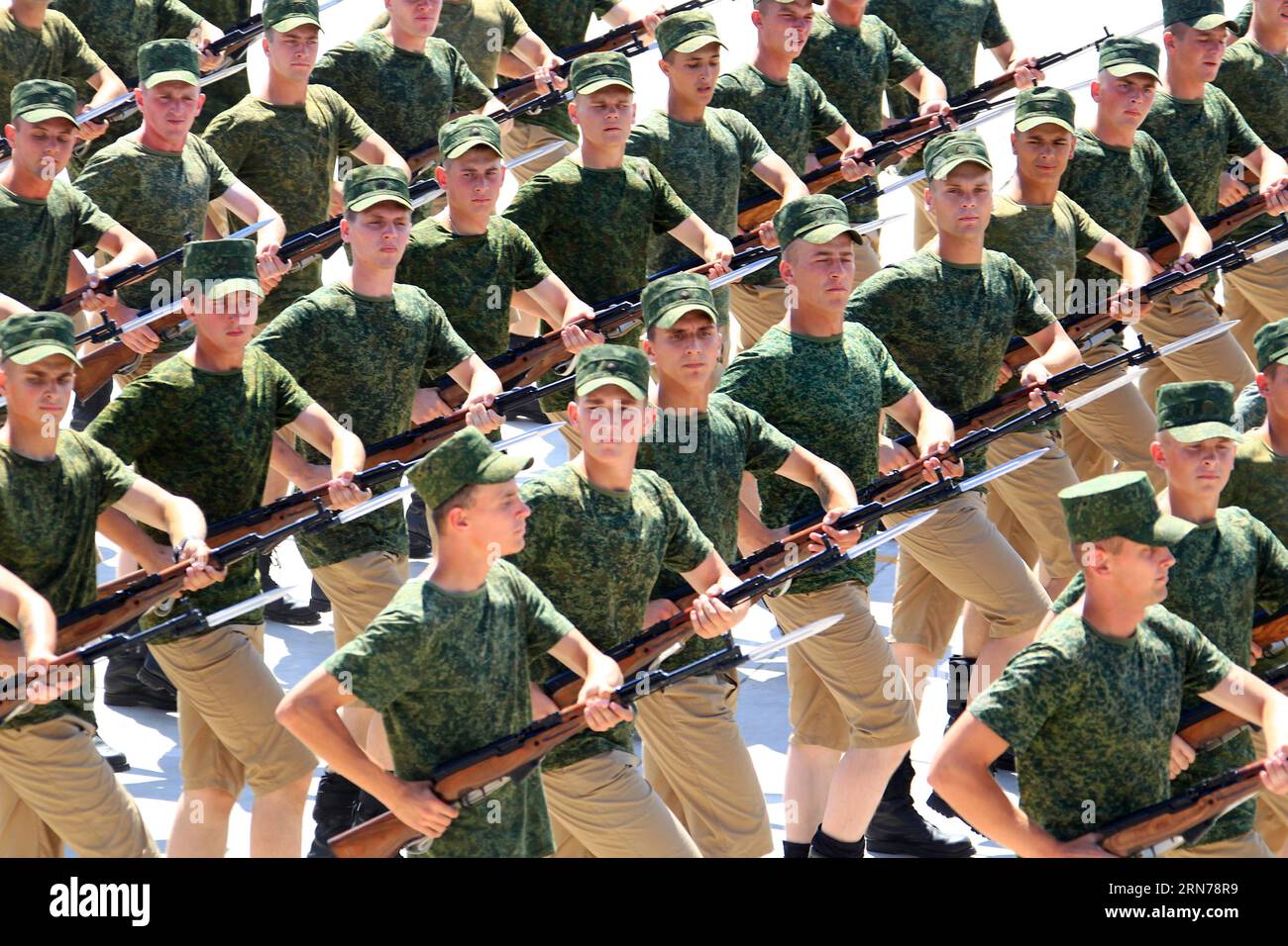 (150826) -- PEKING, 26. August 2015 -- Soldaten aus Weißrussland trainieren an der Trainingsbasis der Parade in Peking, Hauptstadt Chinas, 26. August 2015. Fast 1.000 ausländische Truppen aus 17 Ländern werden am 70. Jahrestag des Endes des Zweiten Weltkriegs am 3. September an der chinesischen Militärparade teilnehmen. Belarus, Kuba, Ägypten, Kasachstan, Kirgisistan, Mexiko, die Mongolei, Pakistan, Serbien, Tadschikistan und Russland haben Formationen aus rund 75 Personen entsandt, um bei der Parade zu marschieren. Weitere sechs Länder, Afghanistan, Kambodscha, Fidschi, Laos, Vanuatu und Venezuela entsandten Teams mit jeweils rund 7 Personen. Stockfoto