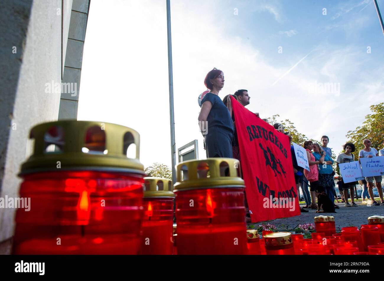 AKTUELLE ZEITGESCHEHEN Tote Flüchtlinge in Schlepperfahrzeug in Österreich am 27. August 2015 halten die Bürger ein Banner mit der Aufschrift: Flüchtlinge begrüßen sich vor der Polizeiwache in Eisenstadt, Österreich. Ein LKW mit ungarischen Kennzeichen, der am frühen Donnerstagmorgen an der Autobahn nach Wien geparkt war, wurde entdeckt, dass Dutzende von Leichen darin waren, sagte die österreichische Polizei am Donnerstag. AUSTRIA-EISENSTADT-TOTE LEICHE-GEFUNDEN QianxYi PUBLICATIONxNOTxINxCHN News aktuelle Ereignisse Todesfälle Flüchtlinge in Österreich Lokale Bürger Halten ein Banner lesen Flüchtlinge Willkommen vor der Polizei Statio Stockfoto