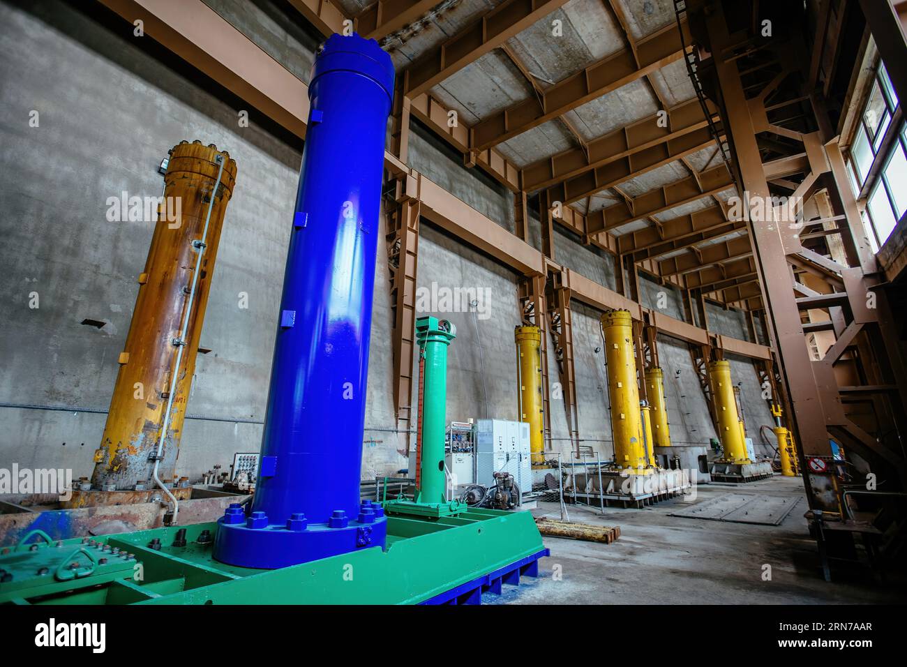 Hydraulische Auslasszylinder in der Wasserverteilvorrichtung im Wasserkraftwerk. Stockfoto