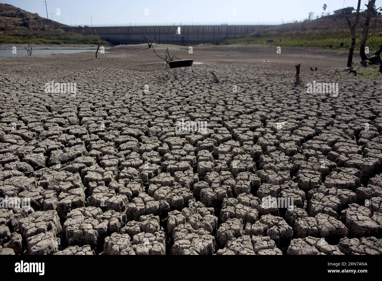 ENSENADA, aufgenommen am 28. August 2015, zeigt das Flussbett am Emiliano Lopez Zamora Damm in der Gemeinde Ensenada im Nordwesten Mexikos. Der Bundesstaat Baja California, insbesondere die Gemeinden Tijuana, Playas de Rosario und Ensenada, war Zeuge einer schweren Dürre. MEXIKO-UMWELT-DÜRRE GuillermoxArias PUBLICATIONxNOTxINxCHN Ensenada das Bild vom 28 2015. August zeigt das Flussbett AM Emiliano Lopez Zamora Damm in Ensenada Gemeinde Nordwest-Mexiko das Land S Baja Kalifornien Staat insbesondere die Gemeinden Tijuana Playas de Rosario und Ensenada war Zeuge eines Stockfoto