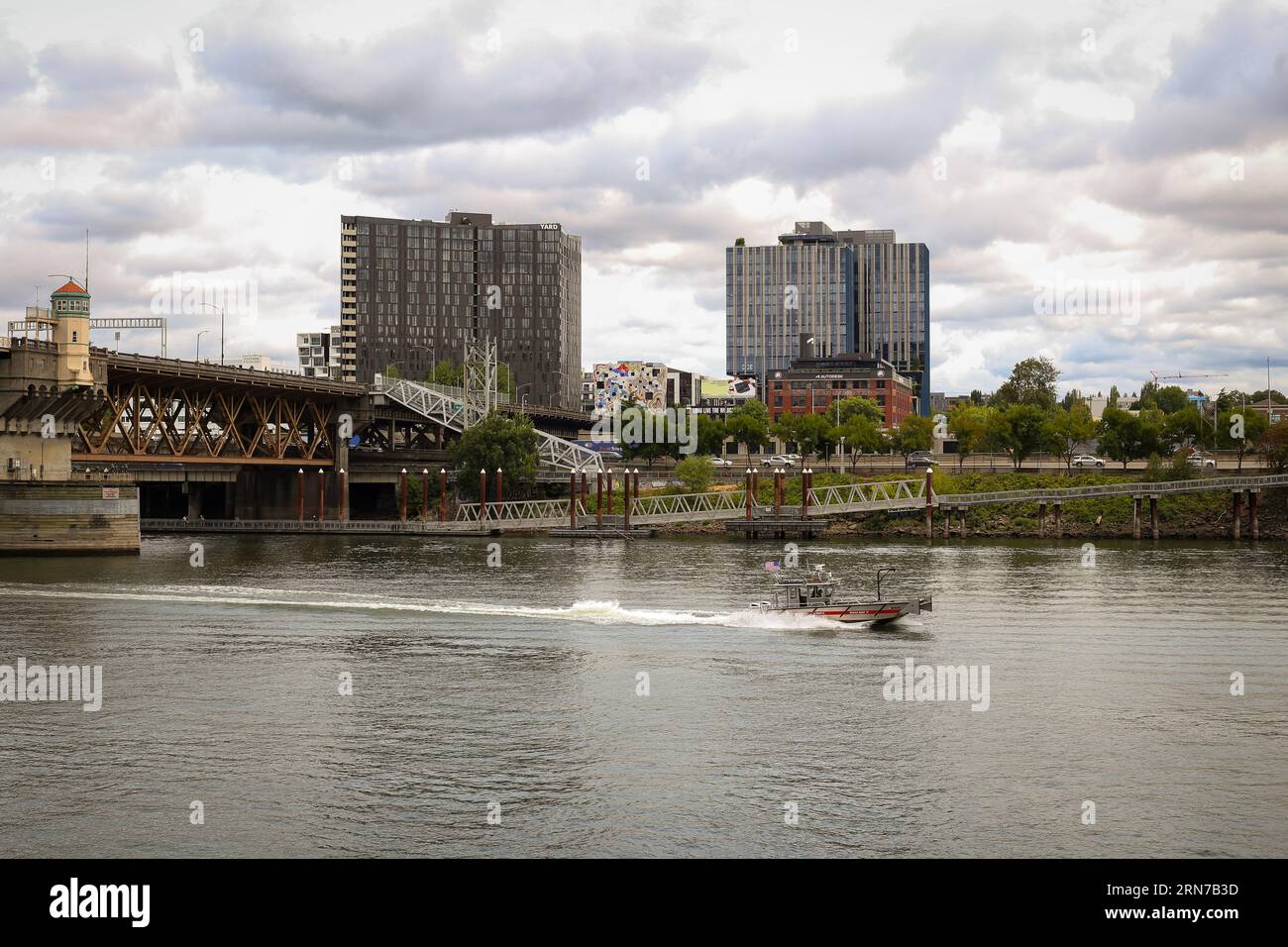 Ein Boot der US Coast Guard, das den Willamette River entlang der Burnside Bridge im Zentrum von Portland, Oregon, führt Stockfoto