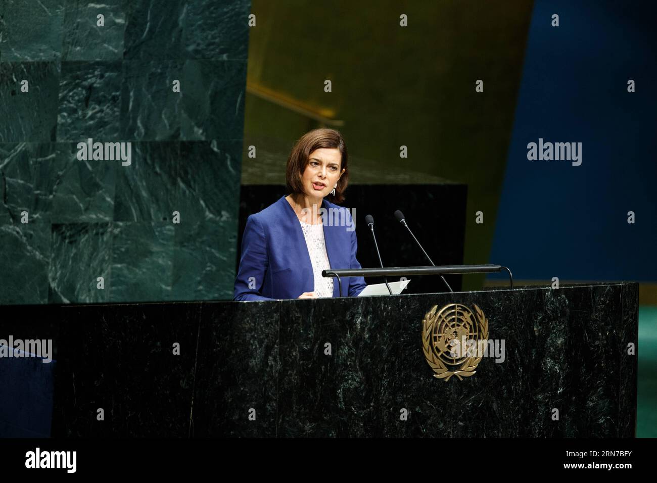 (150902) -- NEW YORK, 2. September 2015 -- Laura Boldrini, Präsidentin der Abgeordnetenkammer Italiens, spricht am letzten Tag der Vierten Weltkonferenz der Parlamentssprecher im Hauptquartier der Vereinten Nationen in New York, USA, am 2. September 2015. Insgesamt nehmen 138 Referenten der nationalen Parlamente und 39 stellvertretende Referenten aus rund 140 Ländern, darunter China, an der Konferenz Teil, die hier am Montag begann und bis zum 2. September läuft. ) UN-NEW YORK-KONFERENZ DER PARLAMENTSPRÄSIDENTEN LixMuzi PUBLICATIONxNOTxINxCHN 150902 New York 2. September 2015 Laura Boldrini Stockfoto
