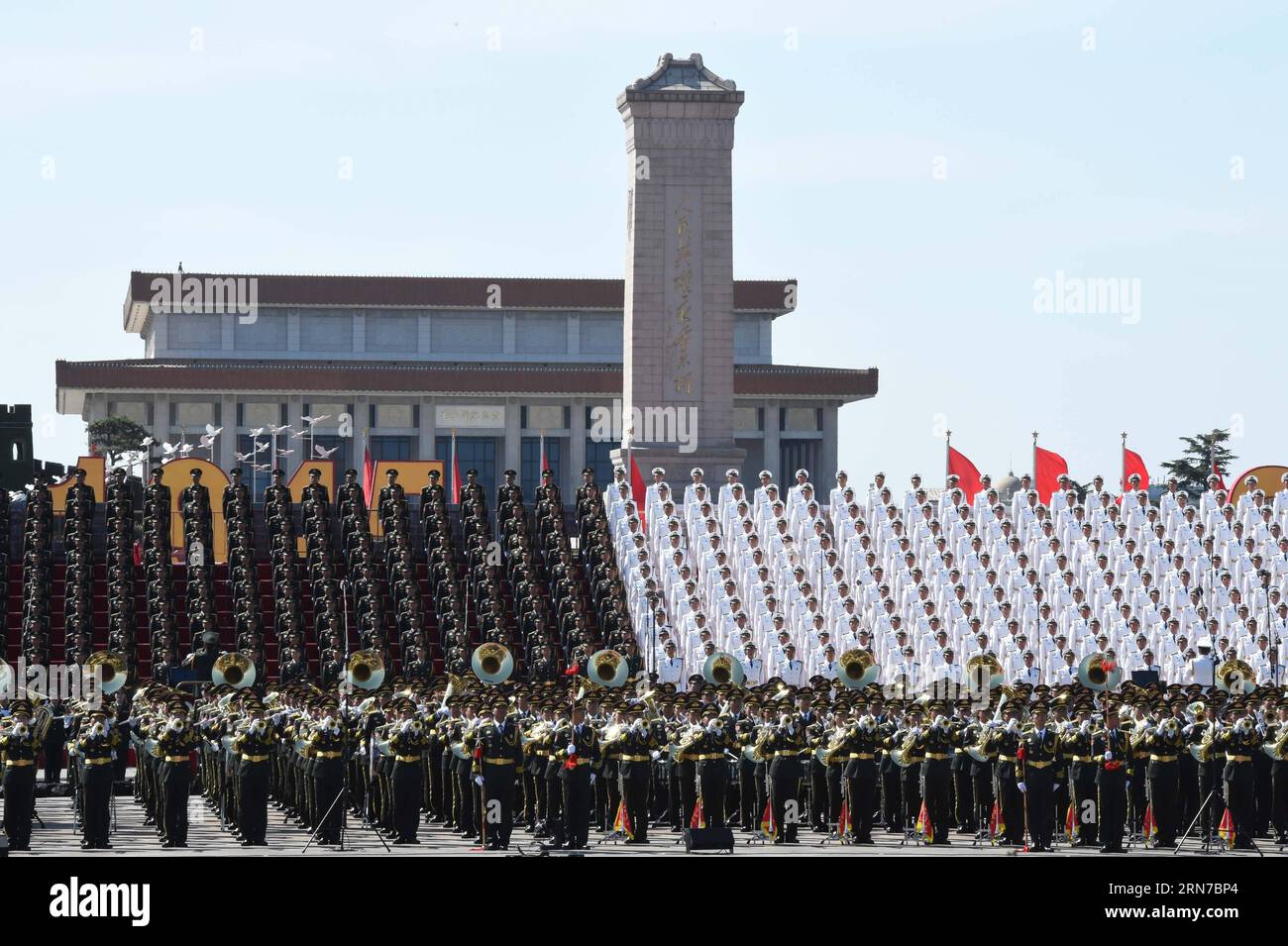 (150903) -- PEKING, 3. September 2015 -- Mitglieder der gemeinsamen Militärkapelle und des Chores nehmen an den Gedenkveranstaltungen zum 70. Jahrestag des Sieges des chinesischen Volkskrieges gegen die japanische Aggression und des Antifaschistischen Weltkrieges in Peking, der Hauptstadt Chinas, Teil, 3. September 2015. ) (mt) CHINA-PEKING-V-DAY PARADE-MILITARY BAND-CHORUS (CN) WangxSong PUBLICATIONxNOTxINxCHN Peking 3. September 2015 Mitglieder des Joint Military Tie and Choir nehmen an den Gedenkveranstaltungen zum 70. Jahrestag des Sieges der chinesischen Prominenten Teil S war des Widerstands gegen Japa Stockfoto