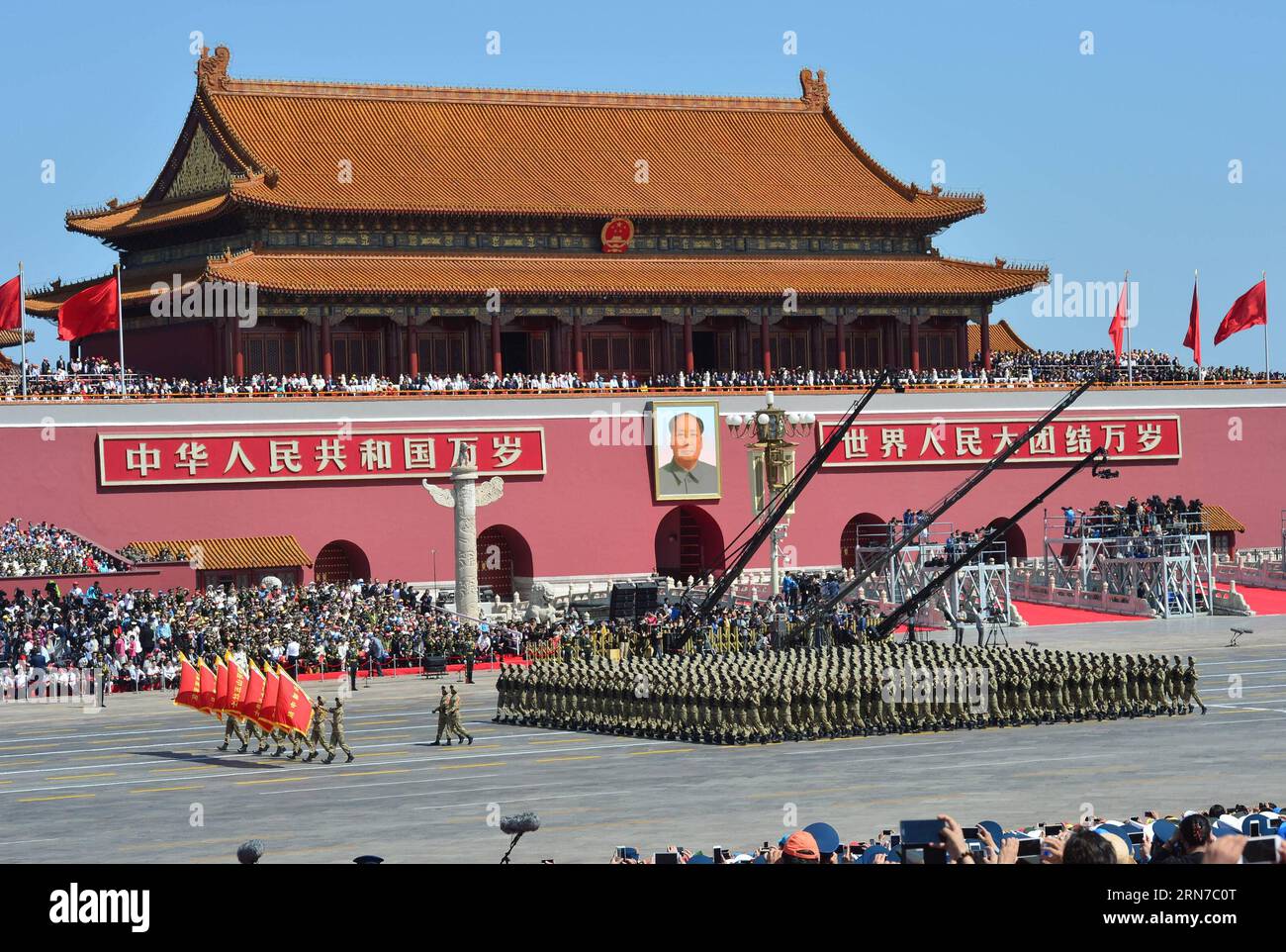 (150903) -- PEKING, 3. September 2015 -- die Phalanx zu Ehren der fünf Helden des Mount Langyashan nimmt am 3. September 2015 an einer Parade in Peking, der Hauptstadt Chinas, Teil. China hielt am Donnerstag Gedenkveranstaltungen ab, darunter eine große Militärparade, um den 70. Jahrestag des Sieges des chinesischen Volkskrieges gegen die japanische Aggression und den Antifaschistischen Weltkrieg zu feiern. ) (wf) CHINA-PEKING-V-DAY PARADE (CN) WangxQingqin PUBLICATIONxNOTxINxCHN Peking 3. September 2015 die Phalanx zu Ehren der Mount Five Heroes Truppe nimmt an einer Parade in Peking Hauptstadt von China Teil 3. September 2015 China Stockfoto