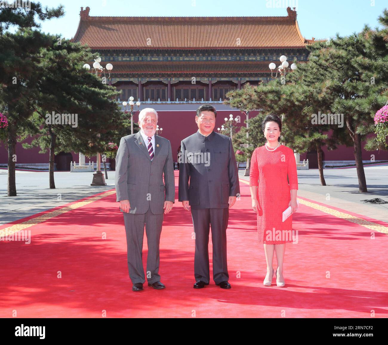 (150903) -- PEKING, 3. September 2015 -- der chinesische Präsident Xi Jinping (C) und seine Frau Peng Liyuan (R) posieren für ein Gruppenfoto mit Jaques Wagner, dem Präsidenten und Verteidigungsminister Brasiliens, im Vorfeld der Gedenkveranstaltungen zum 70. Jahrestag des chinesischen Widerstandskrieges gegen die japanische Aggression und des Antifaschistischen Weltkriegs in Peking, Hauptstadt Chinas, 3. September 2015. ) (Mcg) CHINA-BEIJING-V-DAY PARADE-XI JINPING (CN) DingxLin PUBLICATIONxNOTxINxCHN 150903 Peking 3. September 2015 der chinesische Präsident Xi Jinping C und seine Frau Peng Liyuan posieren für eine Gr Stockfoto