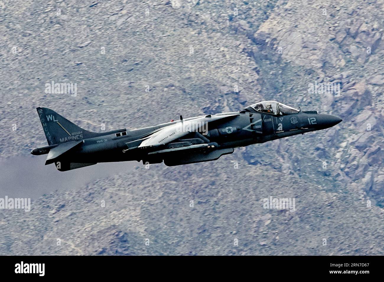 Palm Springs, Kalifornien, USA. Januar 2015 31. Eine US-Marines AV-8B Harrier von der Marine Attack Squadron VMA 311 verlässt den Flughafen in Palm Springs, Kalifornien. (Bild: © Ian L. Sitren/ZUMA Press Wire) NUR REDAKTIONELLE VERWENDUNG! Nicht für kommerzielle ZWECKE! Stockfoto