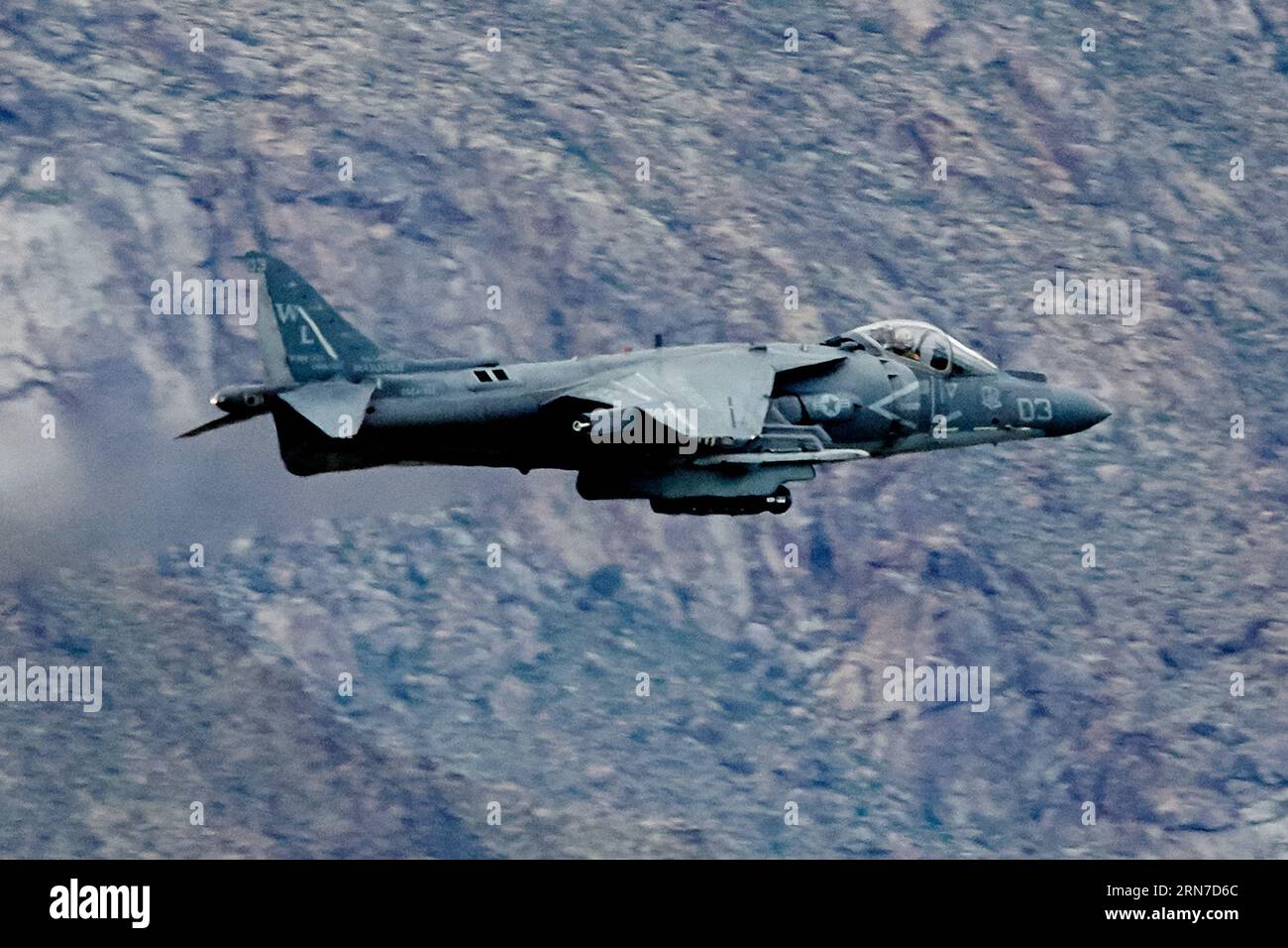 Palm Springs, Kalifornien, USA. Januar 2015 31. Eine US-Marines AV-8B Harrier von der Marine Attack Squadron VMA 311 verlässt den Flughafen in Palm Springs, Kalifornien. (Bild: © Ian L. Sitren/ZUMA Press Wire) NUR REDAKTIONELLE VERWENDUNG! Nicht für kommerzielle ZWECKE! Stockfoto