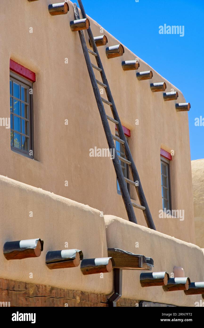 Dachlinie mit Viga-Dachträgern und Leiter auf adobe-Struktur in der einkaufspassage von Taos New Mexico Stockfoto