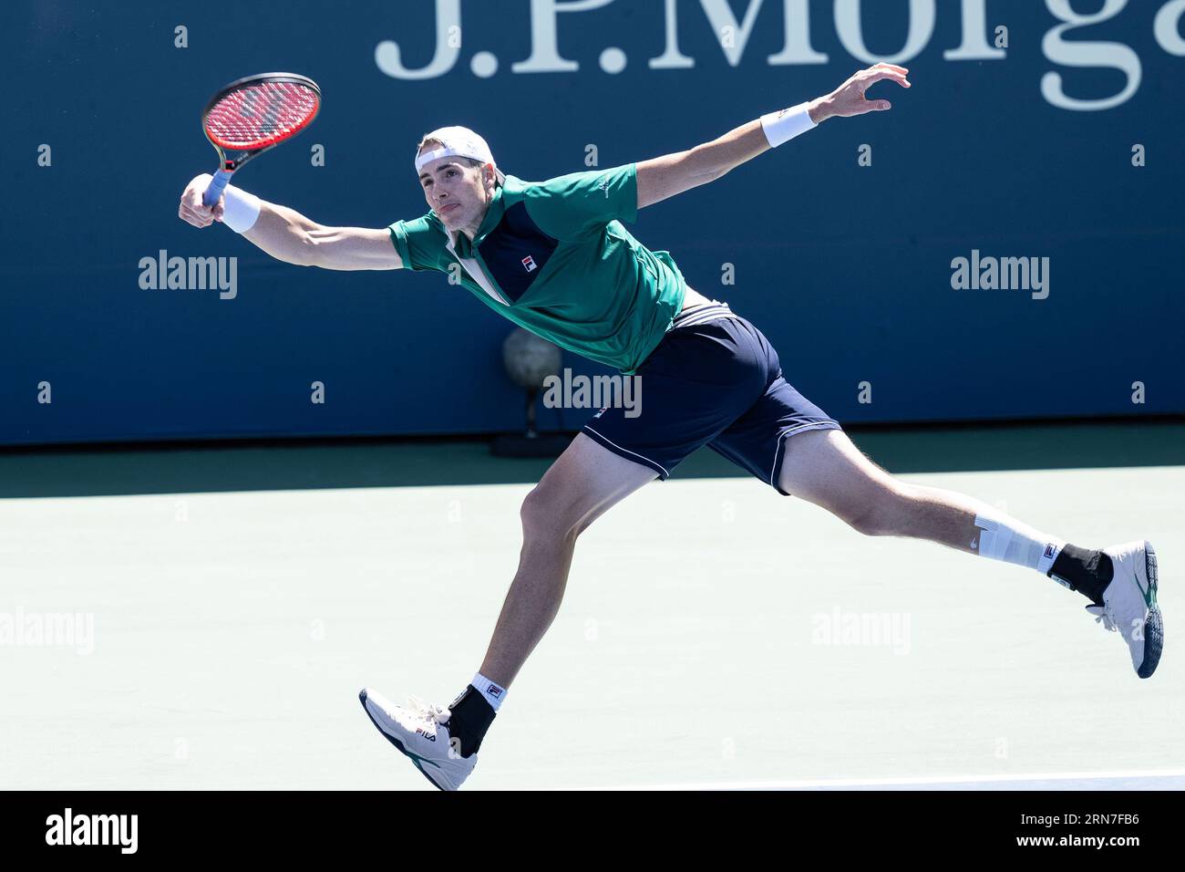 New York, USA. August 2023 31. John Isner aus den USA kehrt in der 2. Runde gegen Michael Mmoh aus den USA bei den US Open Championships im Billie Jean King Tennis Center in New York am 31. August 2023 zurück. Mmoh gewann in fünf Sätzen. (Foto: Lev Radin/SIPA USA) Credit: SIPA USA/Alamy Live News Stockfoto