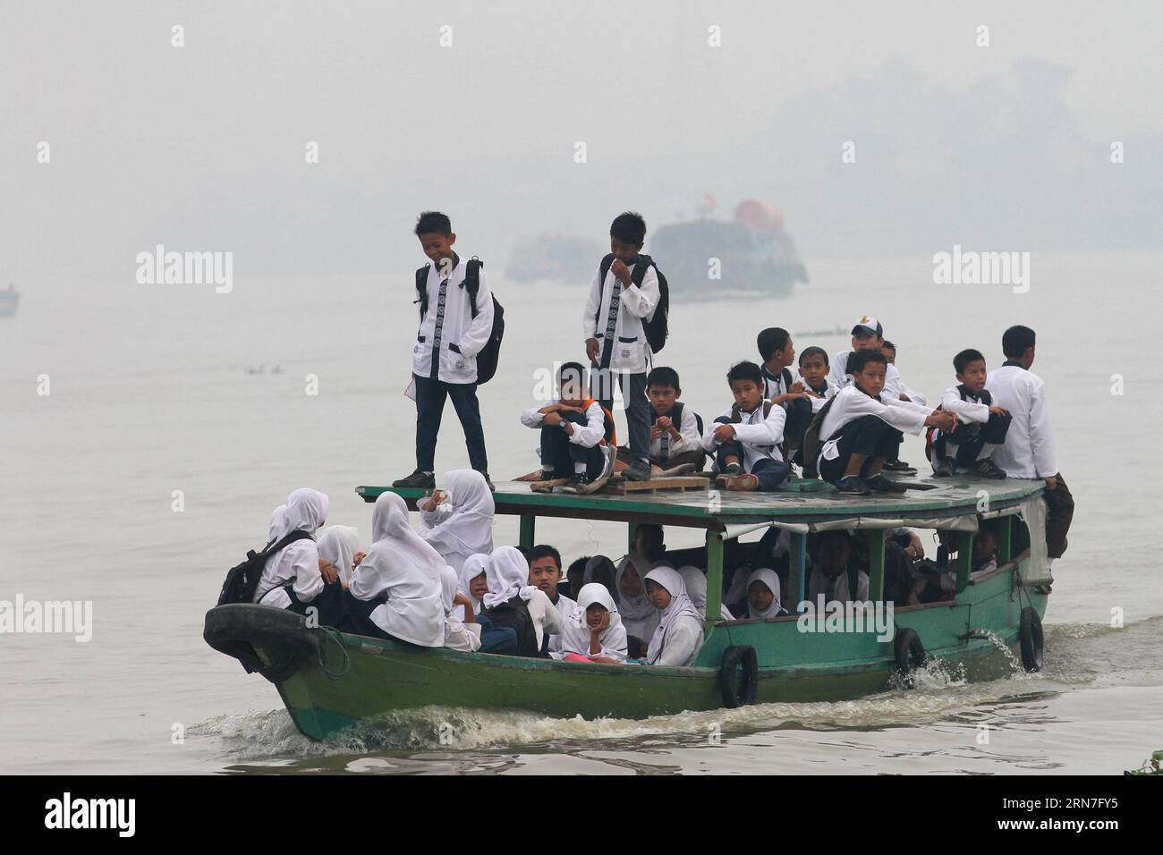 (150905) -- PALEMBANG, 4. September 2015 -- Schüler gehen mit dem Boot in Trümmern auf dem Music River in Palembang, Indonesien, 4. September 2015 zur Schule. Ein Dunst, der durch Waldbrände in der indonesischen Provinz Sumatra verursacht wurde, erreichte ein ungesundes Niveau in Malaysia und Südthailand, sagten Beamte. ) INDONESIEN-PALEMBANG-HAZE NovaxWahyudi PUBLICATIONxNOTxINxCHN 150905 PALEMBANG 4. September 2015 Studenten gehen mit dem Boot zur Schule im HAZE AUF dem Musik-Fluss in PALEMBANG Indonesien 4. September 2015 ein HAZE, der durch Waldbrände in Indonesien VERURSACHT wurde die Provinz S Sumatra erreichte ungesunde Niveaus in Malaysia und südthailändische Landbeamte sagten ich Stockfoto