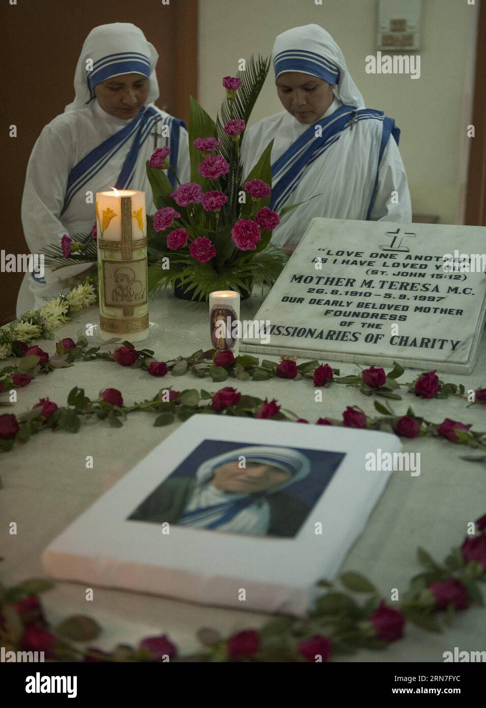 AKTUELLES ZEITGESCHEHEN Gedenken an Mutter Teresa in Indien (150905) -- KOLKATA, 5. September 2015 -- Nonnen der Missionare der Liebe beten während einer Gedenkfeier zum 18. Todestag von Mutter Teresa in Kalkutta, Hauptstadt eines ostindischen Bundesstaates Westbengalen, 5. September 2015. Die Friedensnobelpreisträgerin Mutter Teresa starb am 5. September 1997. ) INDIEN-KOLKATA-MUTTER TERESA-TOD JAHRESTAG TumpaxMondal PUBLICATIONxNOTxINxCHN Nachrichten aktuelle Ereignisse Erinnerung an Mutter Teresa in Indien 150905 Kolkata 5. September 2015 Nonnen der Missionare der Liebe beten während einer Gedenkfeier zum 18. September Stockfoto