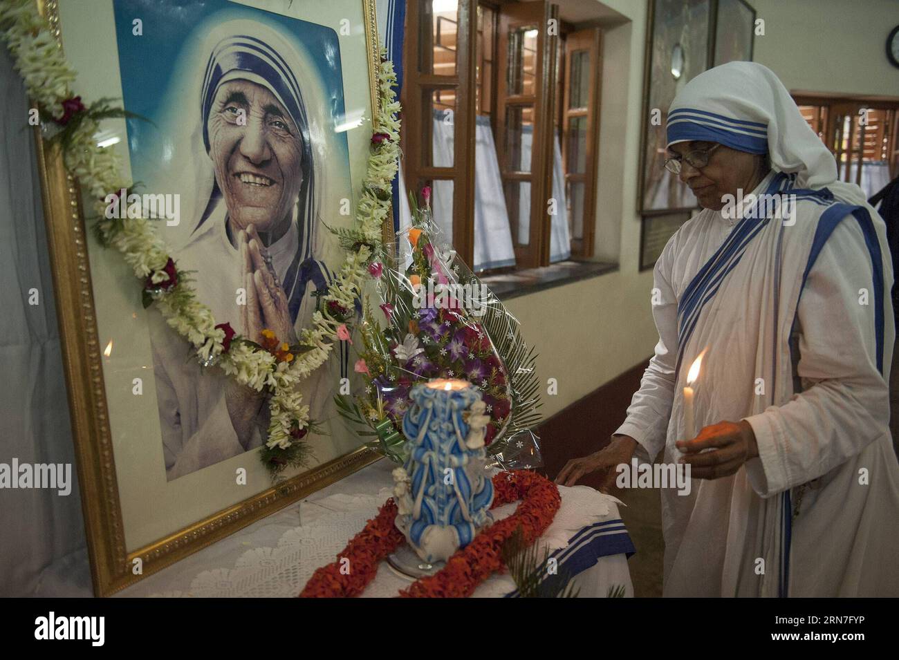 AKTUELLES ZEITGESCHEHEN Gedenken an Mutter Teresa in Indien (150905) -- KOLKATA, 5. September 2015 -- Eine Nonne der Missionare der Nächstenliebe betet während einer Gedenkfeier zum 18. Todestag von Mutter Teresa in Kalkutta, Hauptstadt eines ostindischen Bundesstaates Westbengalen, 5. September 2015. Die Friedensnobelpreisträgerin Mutter Teresa starb am 5. September 1997. ) INDIEN-KOLKATA-MUTTER TERESA-TOD JAHRESTAG TumpaxMondal PUBLICATIONxNOTxINxCHN Nachrichten aktuelle Ereignisse Erinnerung an Mutter Teresa in Indien 150905 Kolkata 5. September 2015 ein jetzt der Missionare der Liebe betet während einer Gedenkfeier zum Th Stockfoto