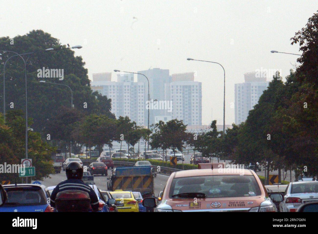 (150905) -- SINGAPUR, 5. September 2015 -- Haze umfasst die Bezirke Toa Payoh und Bishan in Singapur, 5. September 2015. Der Verschmutzungsindex in Singapur liegt am Samstag über 100 psi. ) SINGAPUR-HAZE-POLLUTION ThenxChihxWey PUBLICATIONxNOTxINxCHN 150905 Singapur 5. September 2015 HAZE umfasst die Bezirke Singapur S Toa Payoh und Bishan 5. September 2015 der Verschmutzungsindex in Singapur liegt AM Samstag über 100 PSI Singapur HAZE Pollution ThenxChihxWey PUBLATIONxNOTxINxCHN Stockfoto